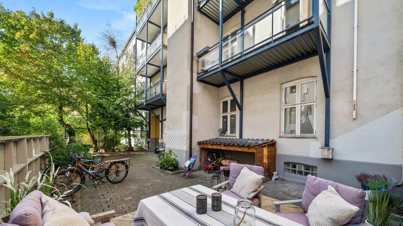 Bakgård. Galleribilde