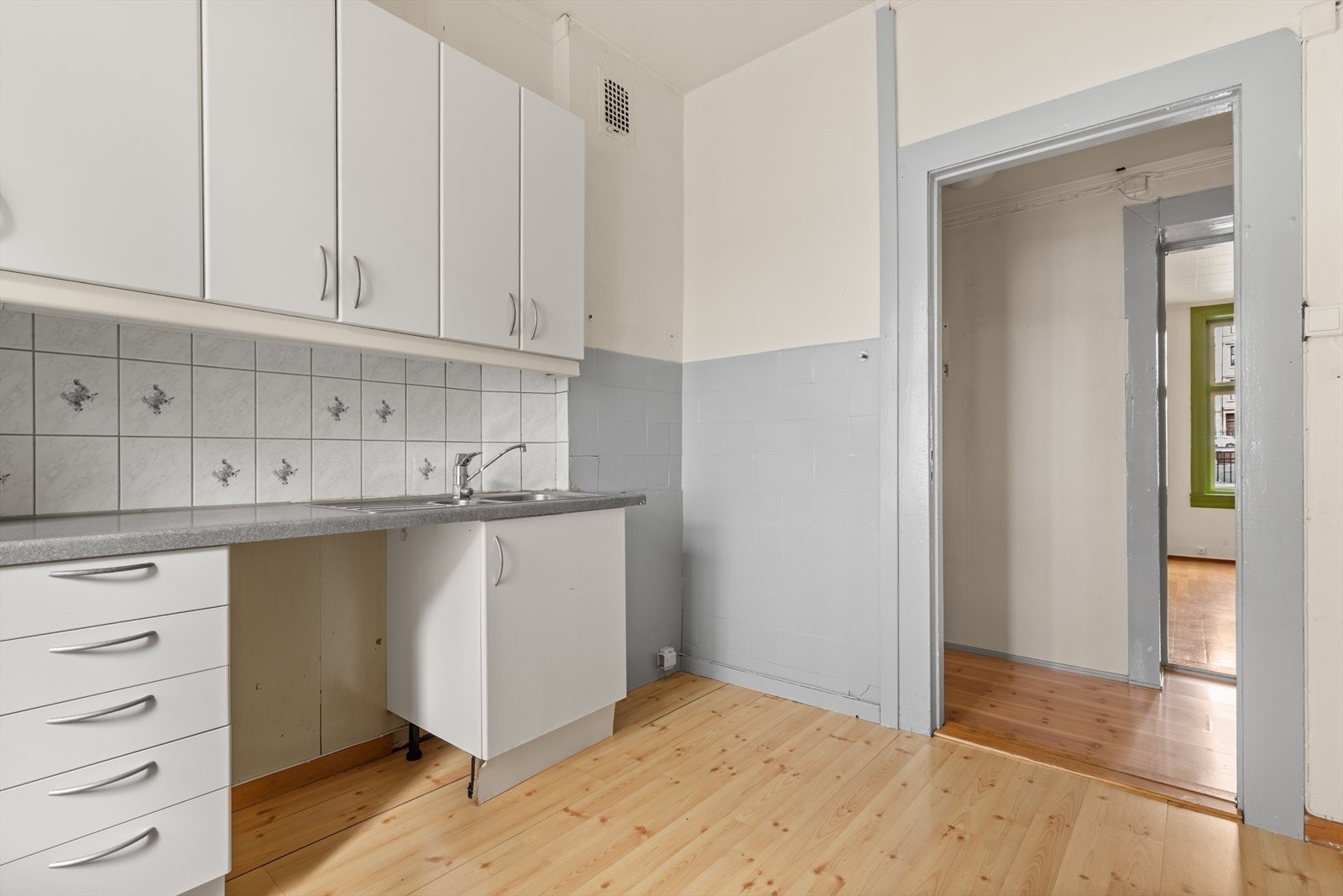 Lyst og separat kjøkken. Galleribilde