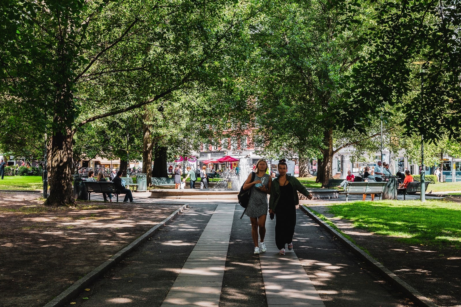 Grünerløkka, som er kjent for de fleste som en bydel med et pulserende folkeliv og brede kulturtilbud. Her ligger noen av byens mest populære spise- og serveringssteder som blant annet Südøst Asian, Trattoria Popolare , Villa Paradiso og mange flere. Galleribilde