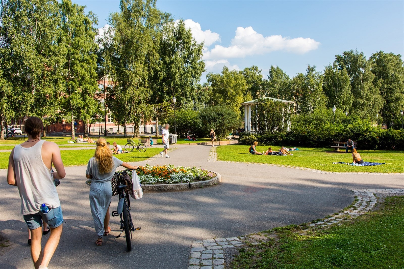Her har man mange muligheter for å nyte parklivet på varme sommerdager, samt koselige gåturer om vinteren. Galleribilde