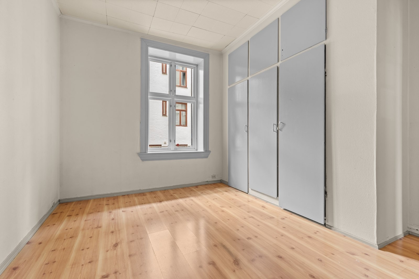 Stor og luftig soverom vendt mot stille og lukket bakgård. Soverommet har god plass til dobbeltseng, tilhørende møblement og garderobeløsninger. Galleribilde