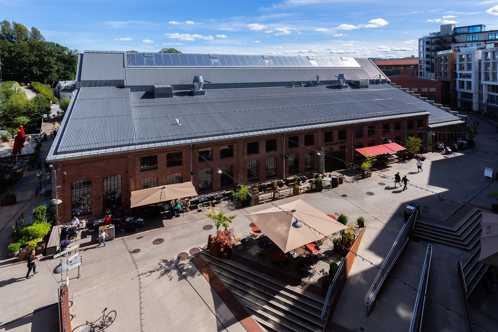 På Vulkan, like ved Akerselva og Grünerløkka, finner du Mathallen - et pulserende matmekka midt i Oslo. Her møtes smaker fra hele verden i en uformell og koselig atmosfære. Enten du vil ta en kaffe, smake på lokal ost, eller nyte street food. Galleribilde