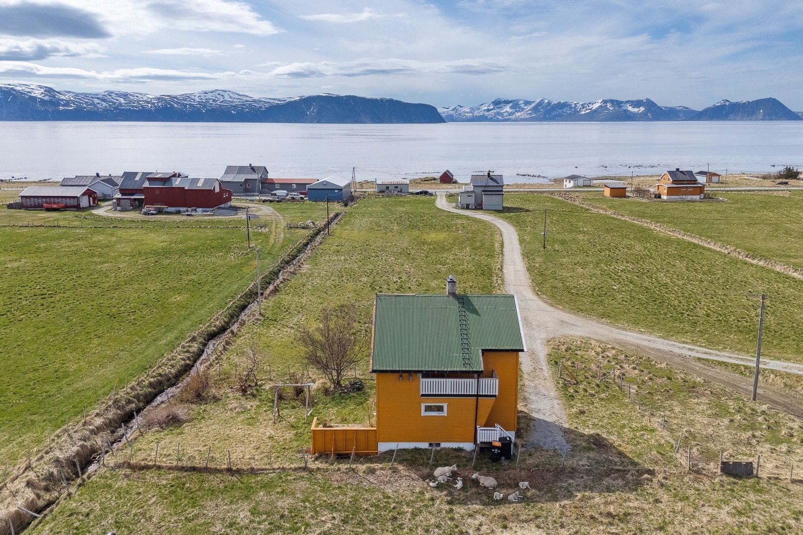 Eiendomsmegler1 Strandtorget v/Thea Mietinen Røslie ønsker velkommen til Torsvågveien 2311! Galleribilde