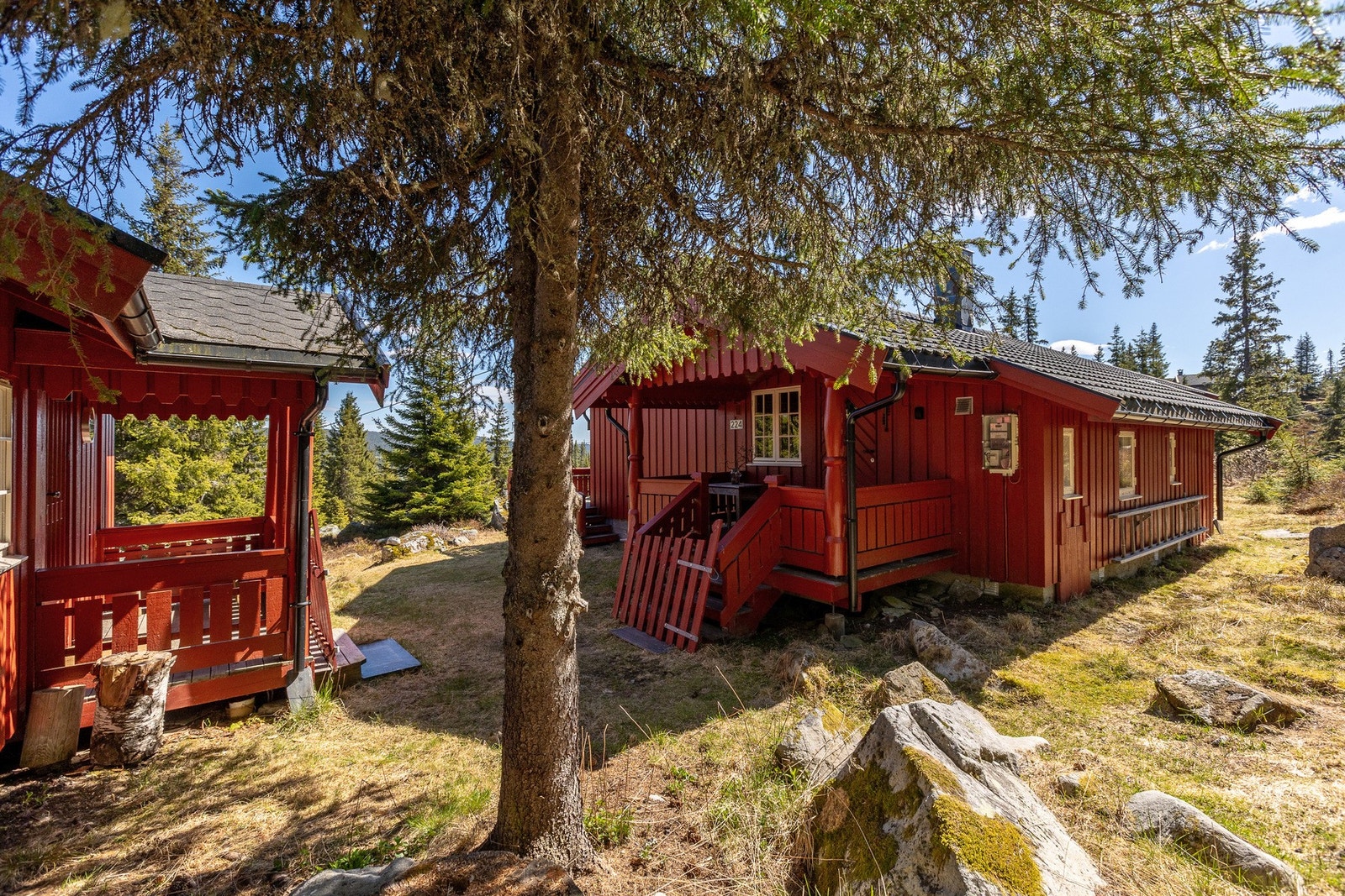 Tomten er punktfestet, det vil si at det ikke er fastsatt et bestemt tomteareal / tomtegrenser, det området som naturlig ligger rundt hytta er til disposisjon, og er anslått til ca 1 mål. Galleribilde