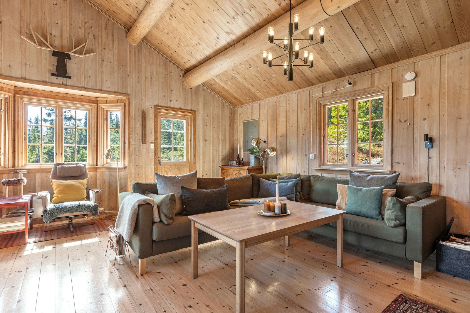 Stuen åpner opp for flere møbleringsalternativer. Galleribilde