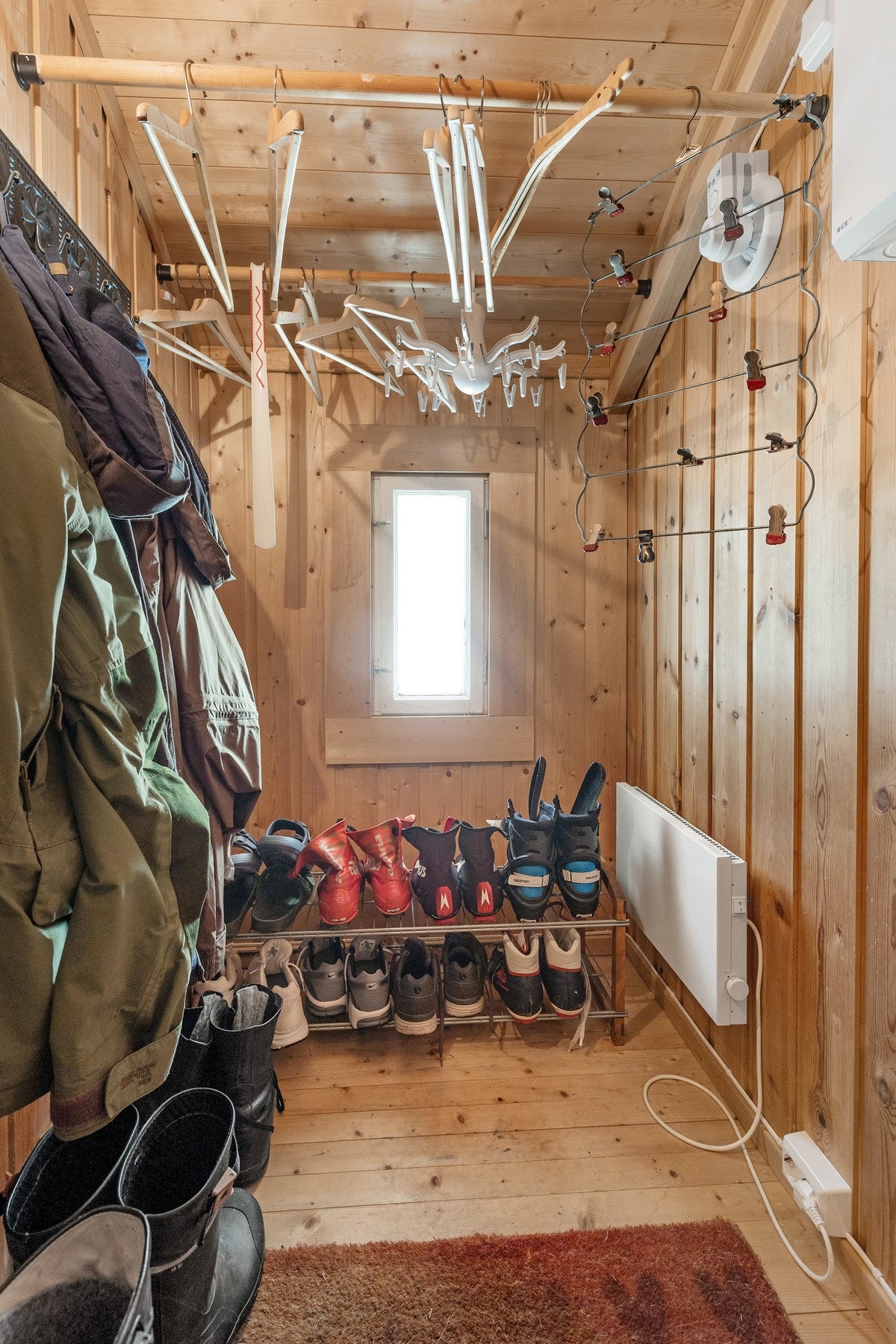 Hytta har en stor uisolert bod med god plass til lagring. Galleribilde