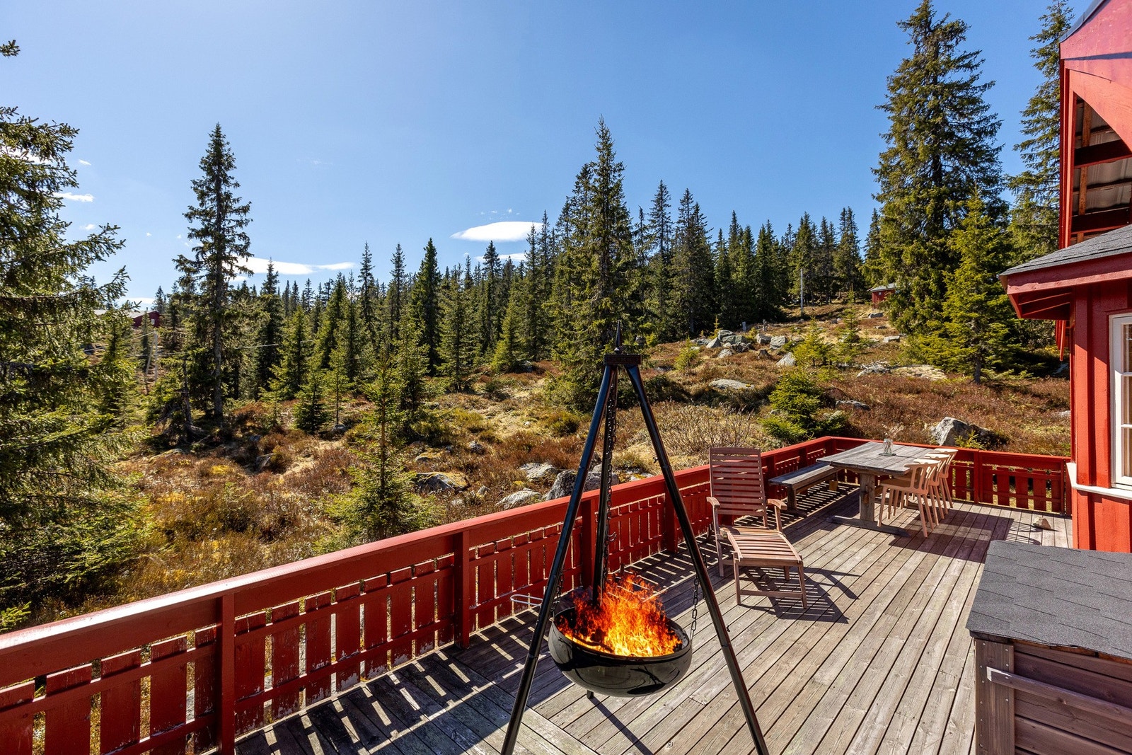 Fine uteområder for med bl.a stor veranda rund deler av hytta. Galleribilde