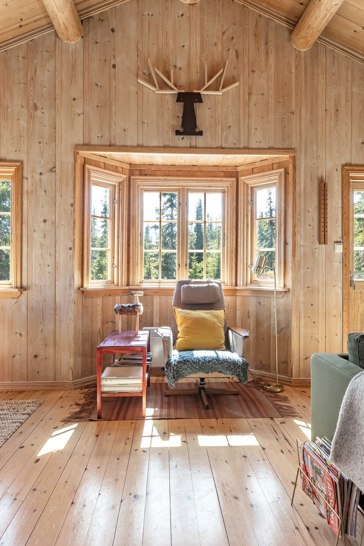 Fra stuen er det utgang til en romslig veranda med trapp ned til terrenget. Galleribilde