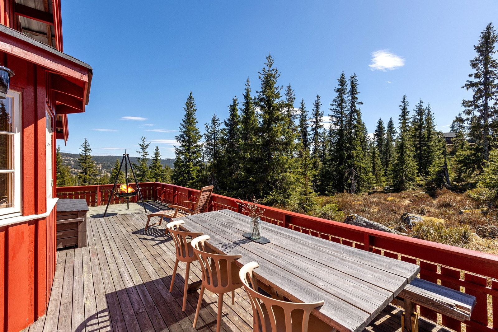 En deilig veranda er god å lande på etter lange dager utendørs. Galleribilde