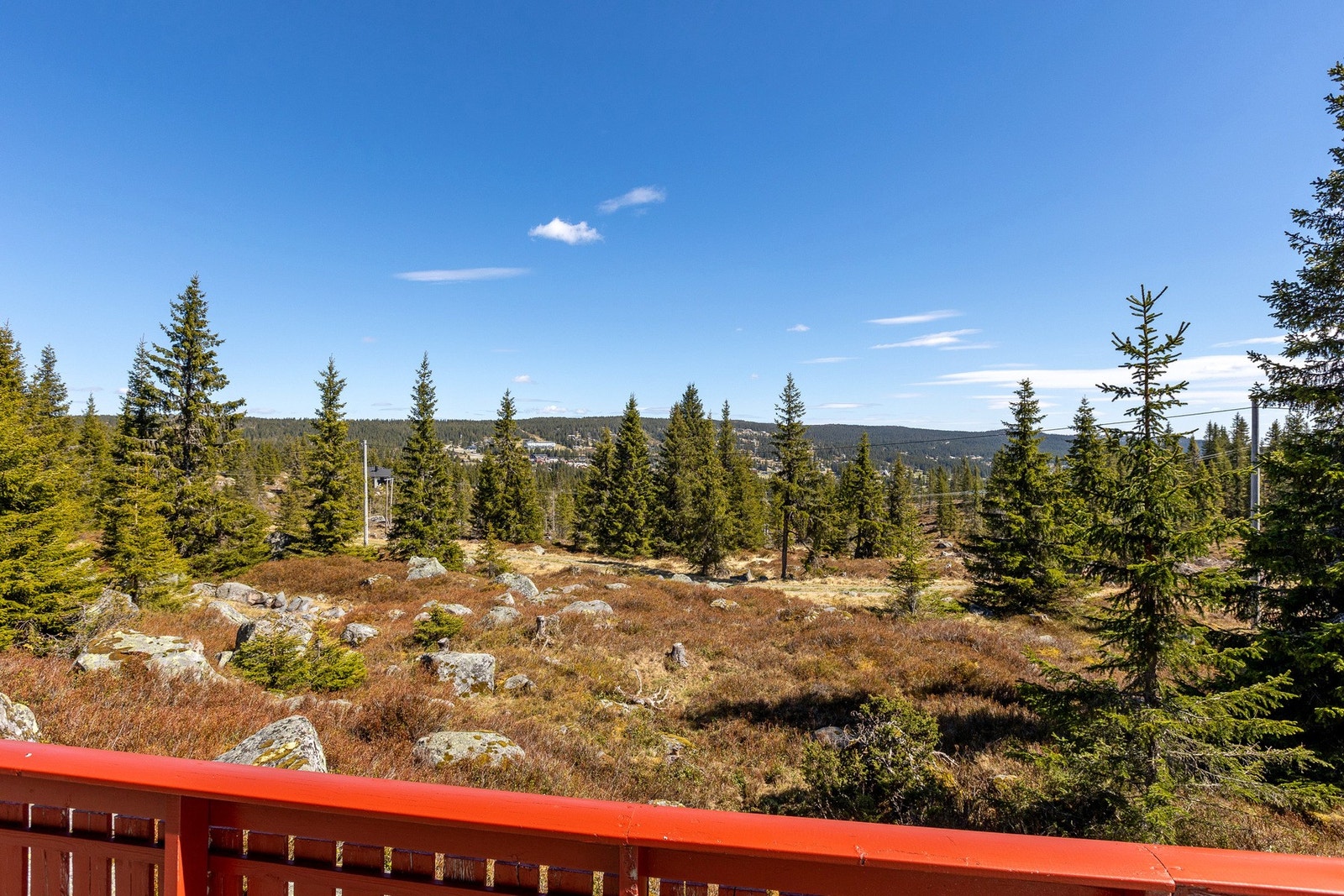 Hytta har en usjenert beliggenhet med god utsikt. Galleribilde