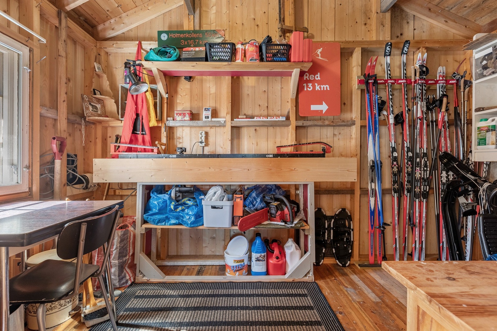 I boden kan man skaffe orden i utstyret man ikke ønsker å ha inne i hytta. Galleribilde