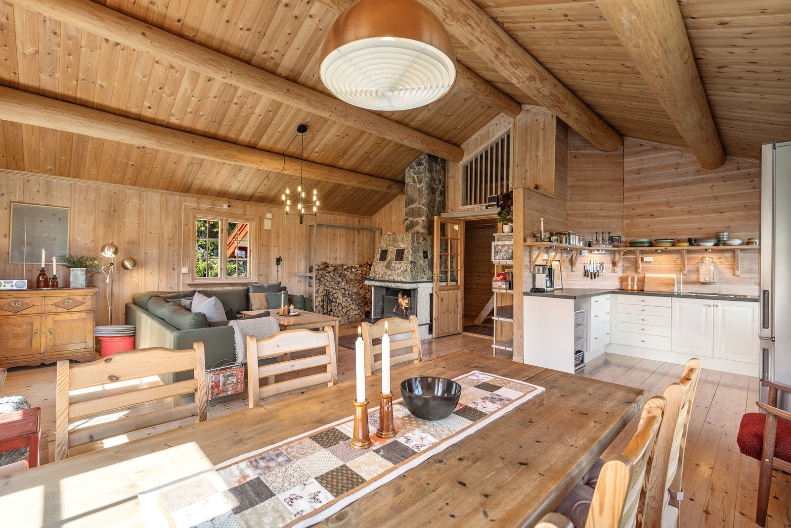 Stue og kjøkken ligger i delvis åpen løsning med hverandre. Galleribilde