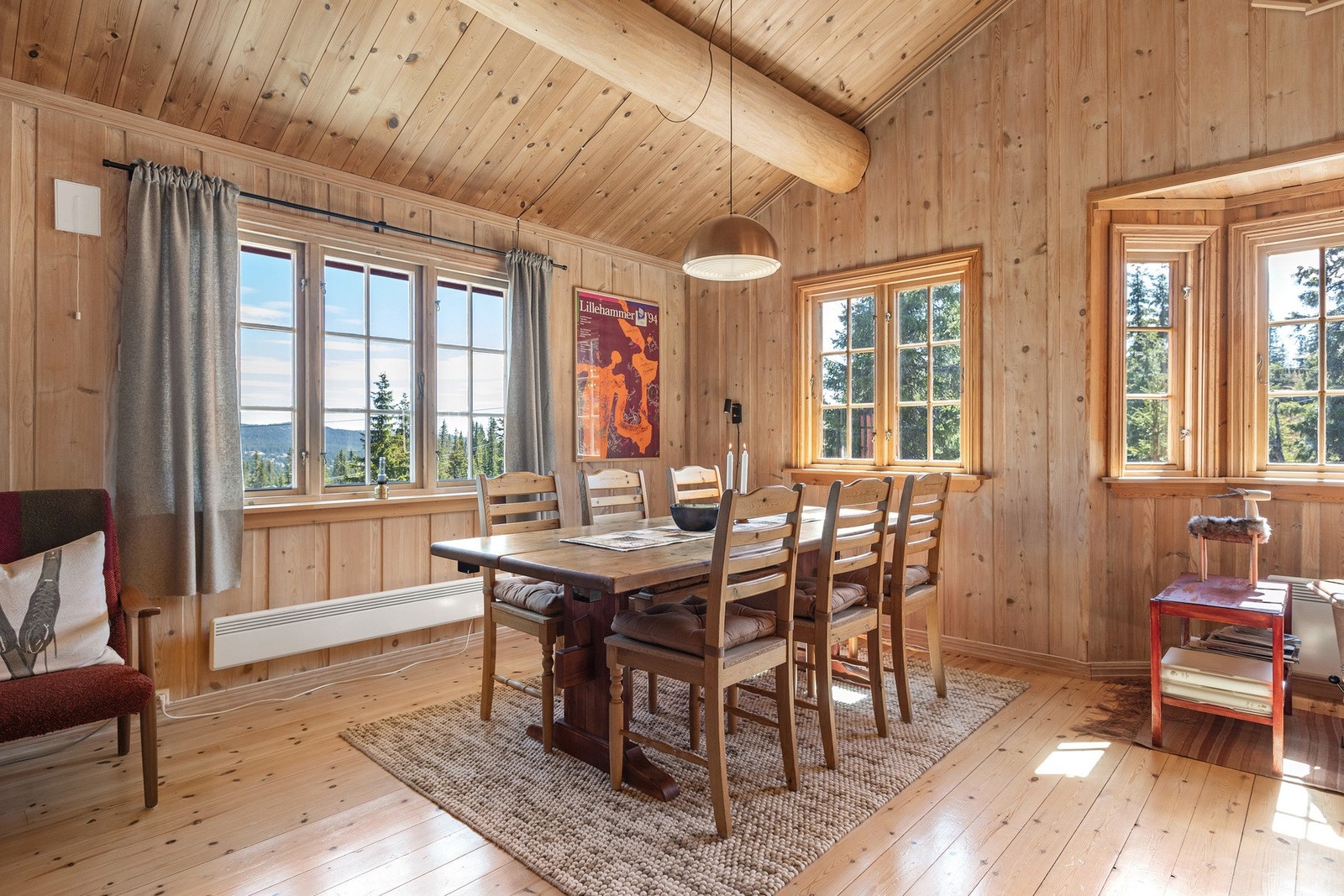 Ved spisebordet kan både nydelig utsikt og god mat nytes. Galleribilde