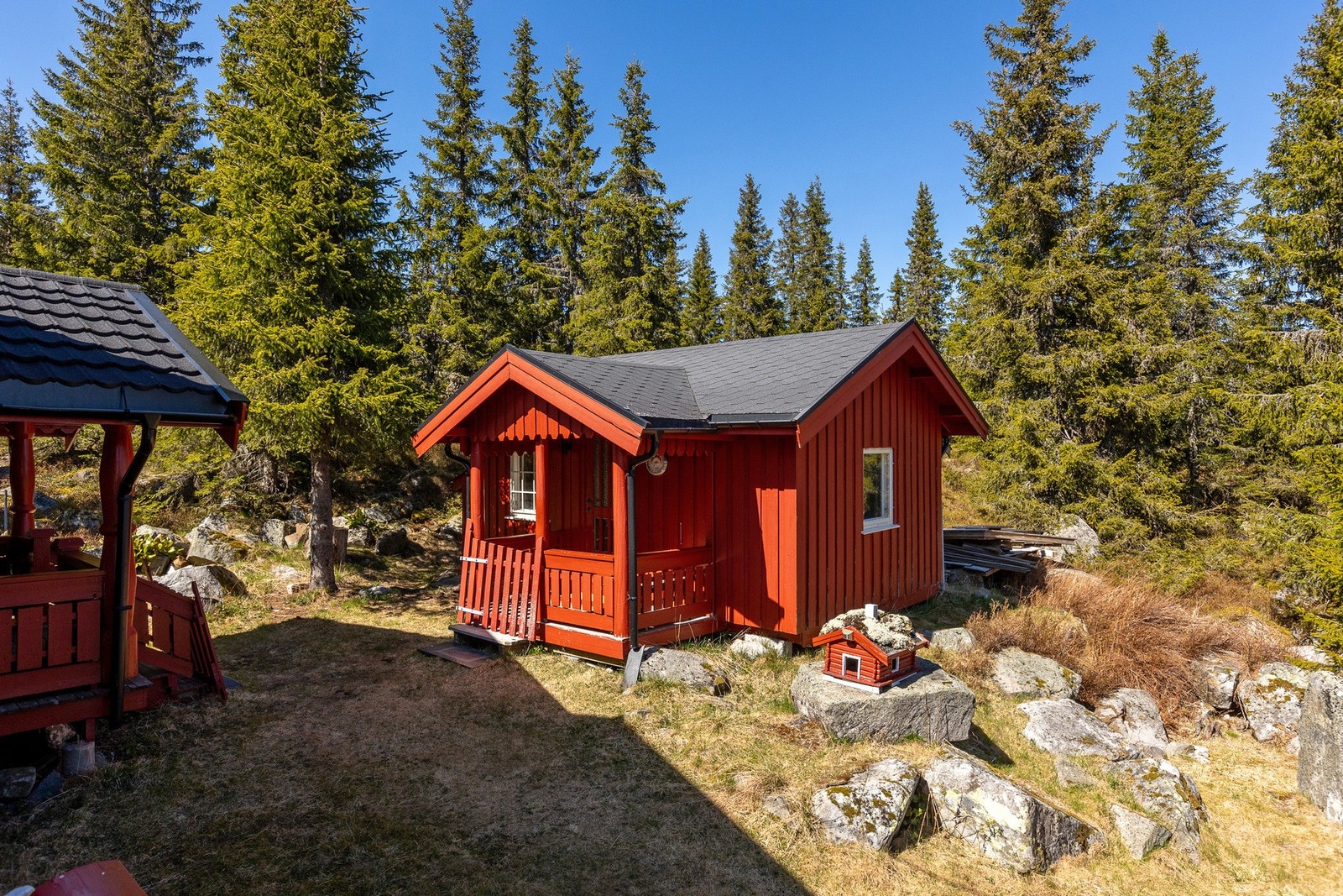 Koselig anneks som inneholder gang, soverom, utedo og uisolert bod. Galleribilde