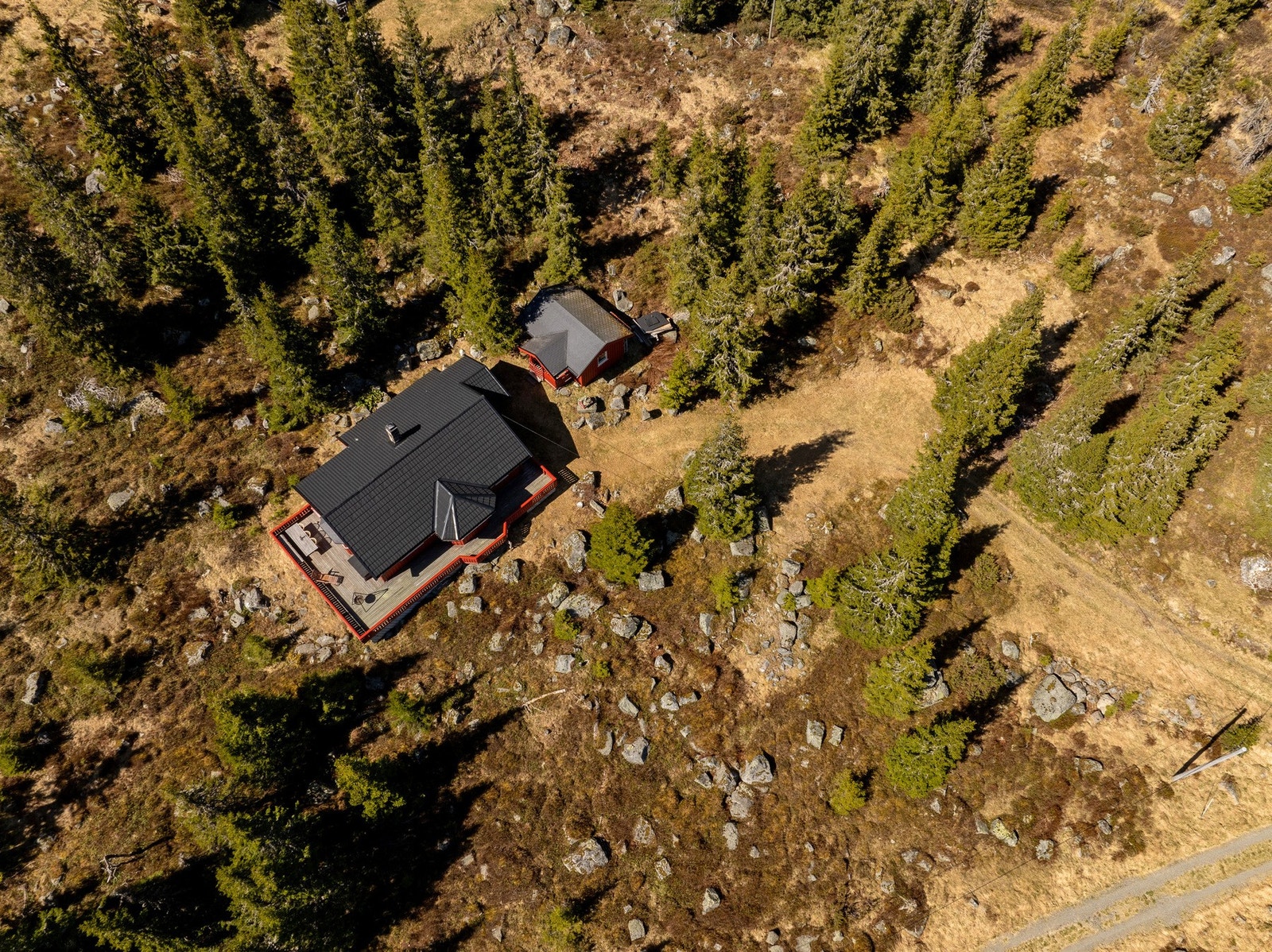 Sommerstid kjører man frem til hytta, og her er det plass til mange biler.
Vinterstid er det felles parkering (10-15 minutter gange). Man går på beina eller ski helt frem til hytta. Galleribilde