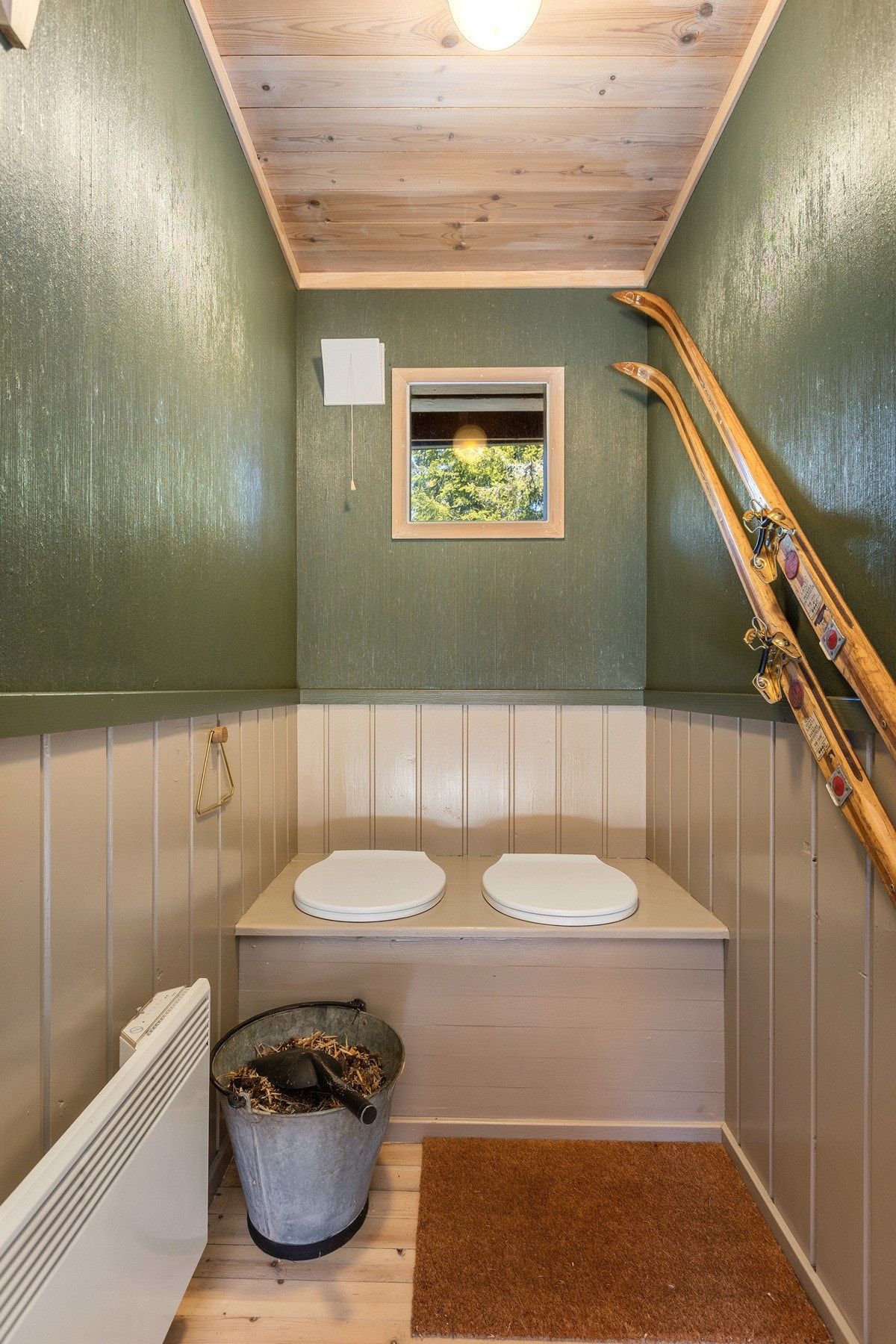 Hytta har utedo. Galleribilde