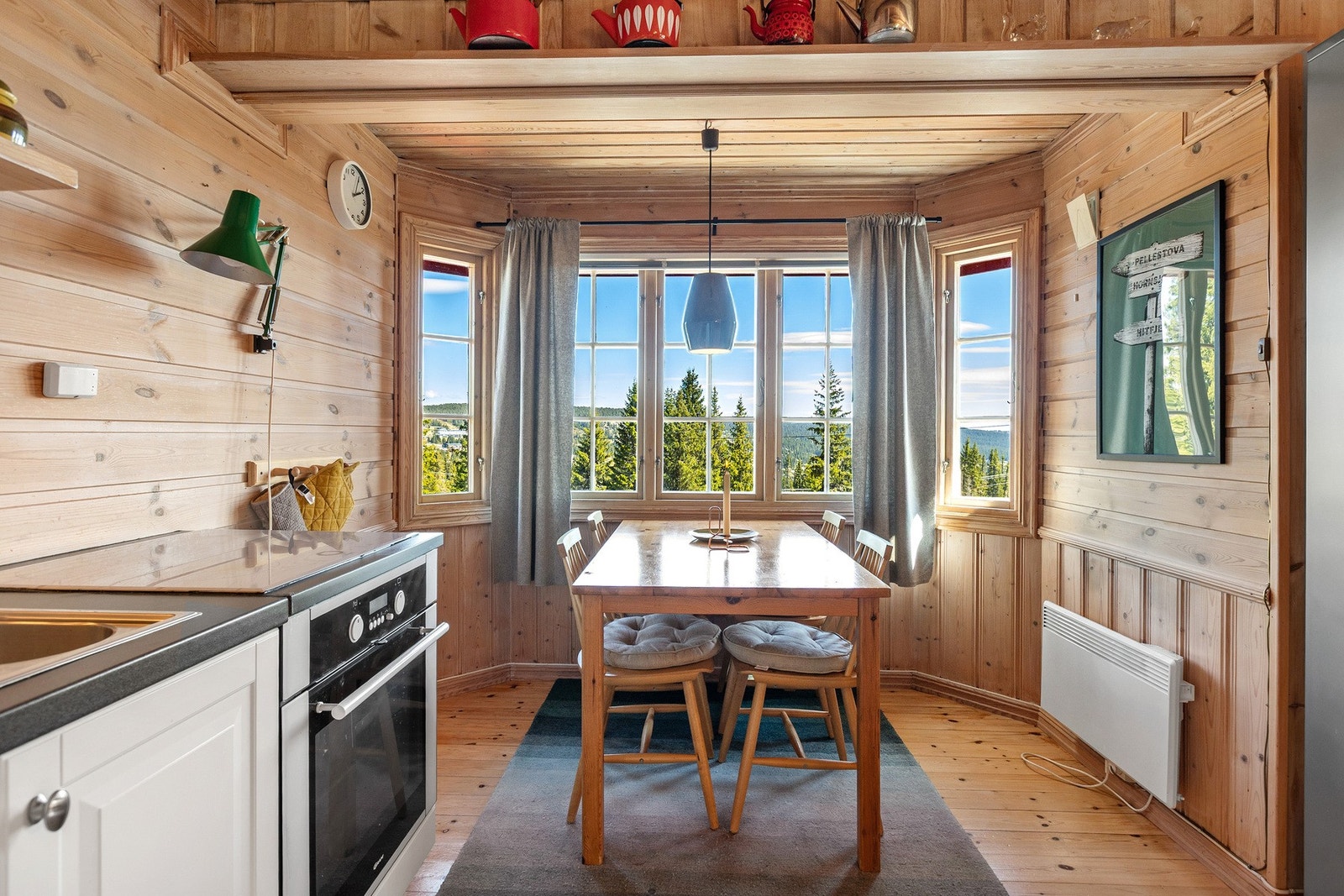 Det er også plass til et spisebord og stoler ved vinduet på kjøkkenet. Galleribilde