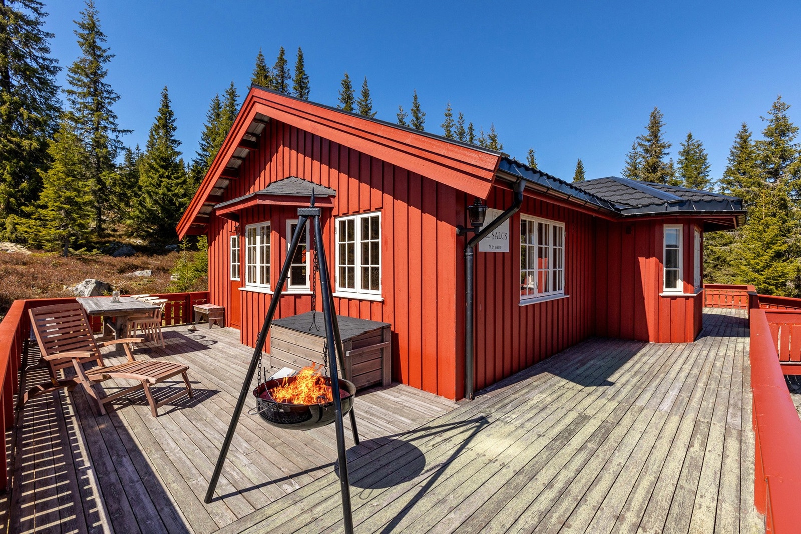 En romslig solrik veranda hvor solen kan nytes gjennom dagen. Galleribilde