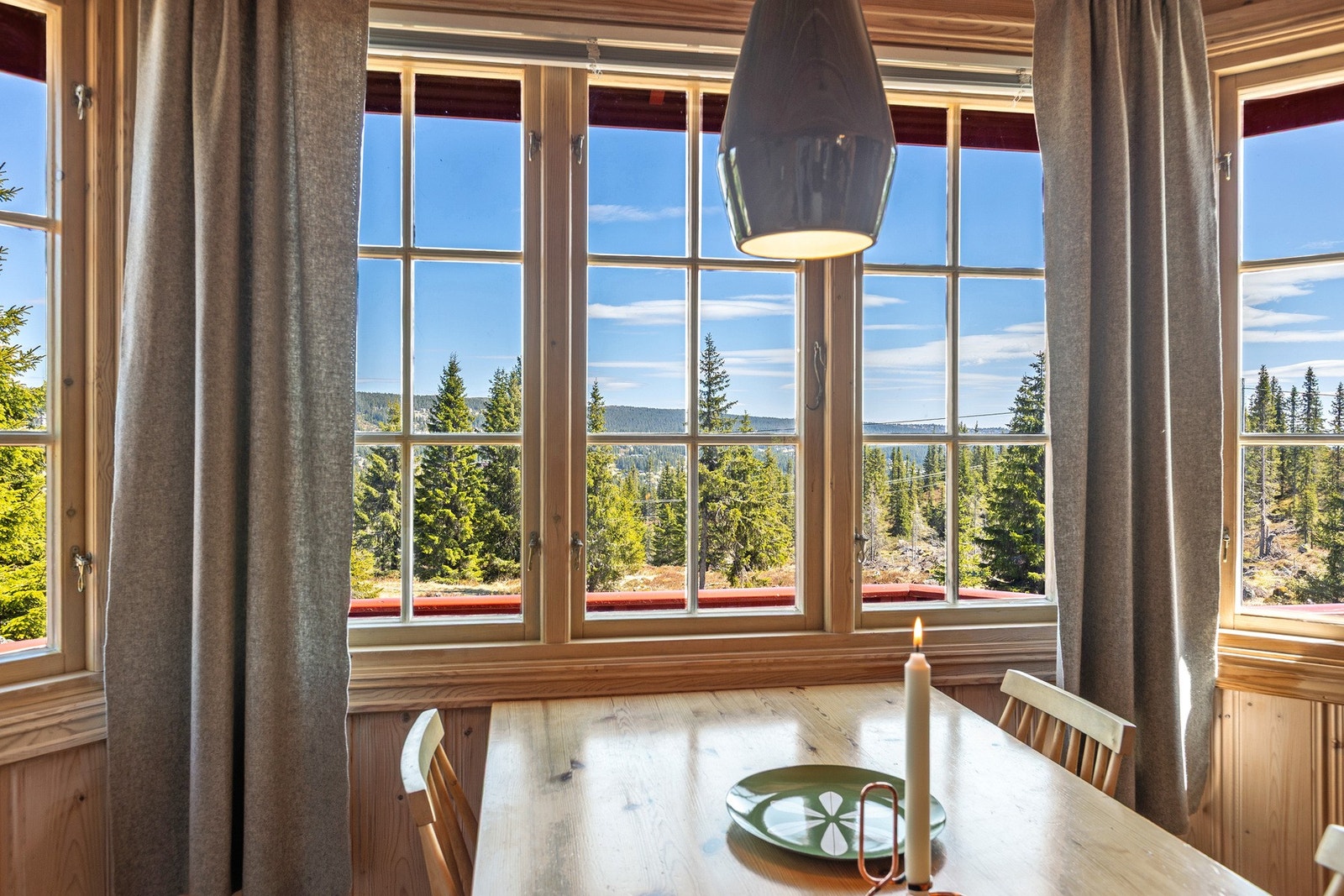 Det er flott utsikt over området fra spisestuen. Galleribilde