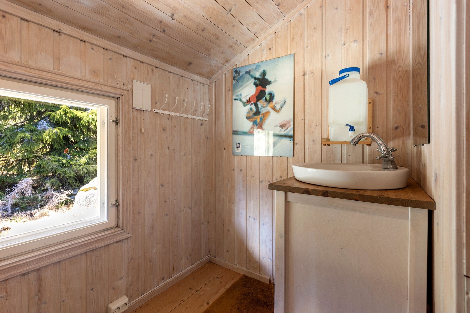 Enkelt rom med plass for baderomsinnredning med nedfelt servant. Galleribilde