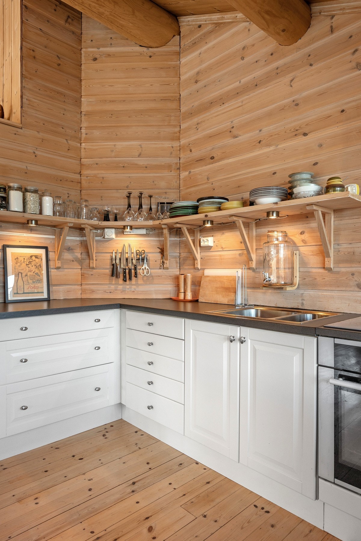 Kjøkkeninnredning fra Ikea, fra 2010. Innredningen er i lys utførelse med laminat benkeplate. Galleribilde