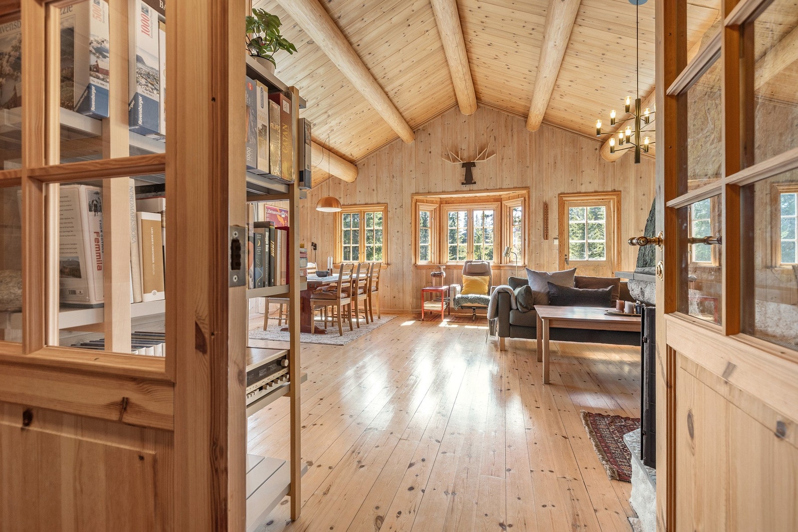 Inngang til stuen via doble verandadører. Galleribilde