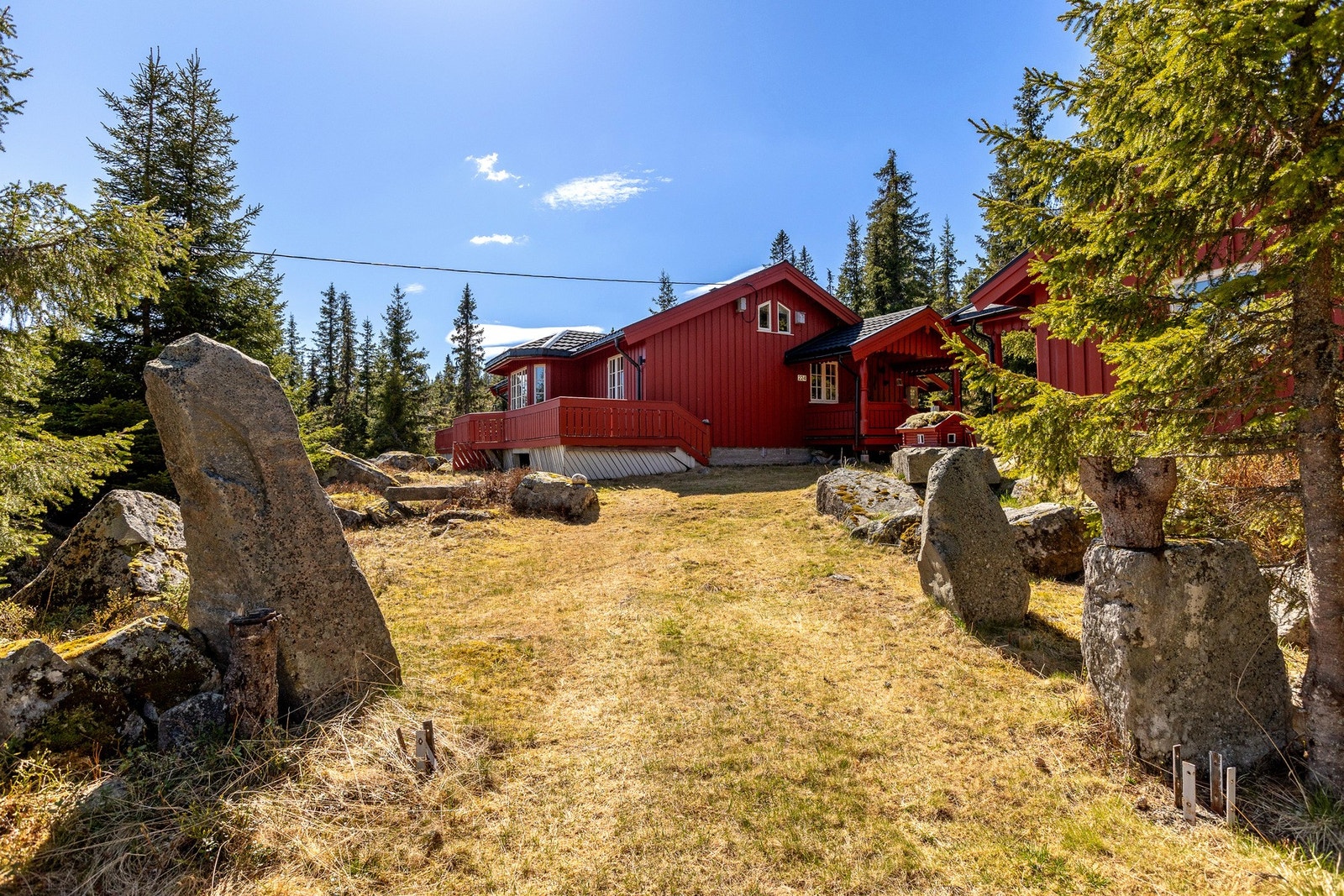 Hytta ligger helt i utkanten av hyttefeltet. Galleribilde