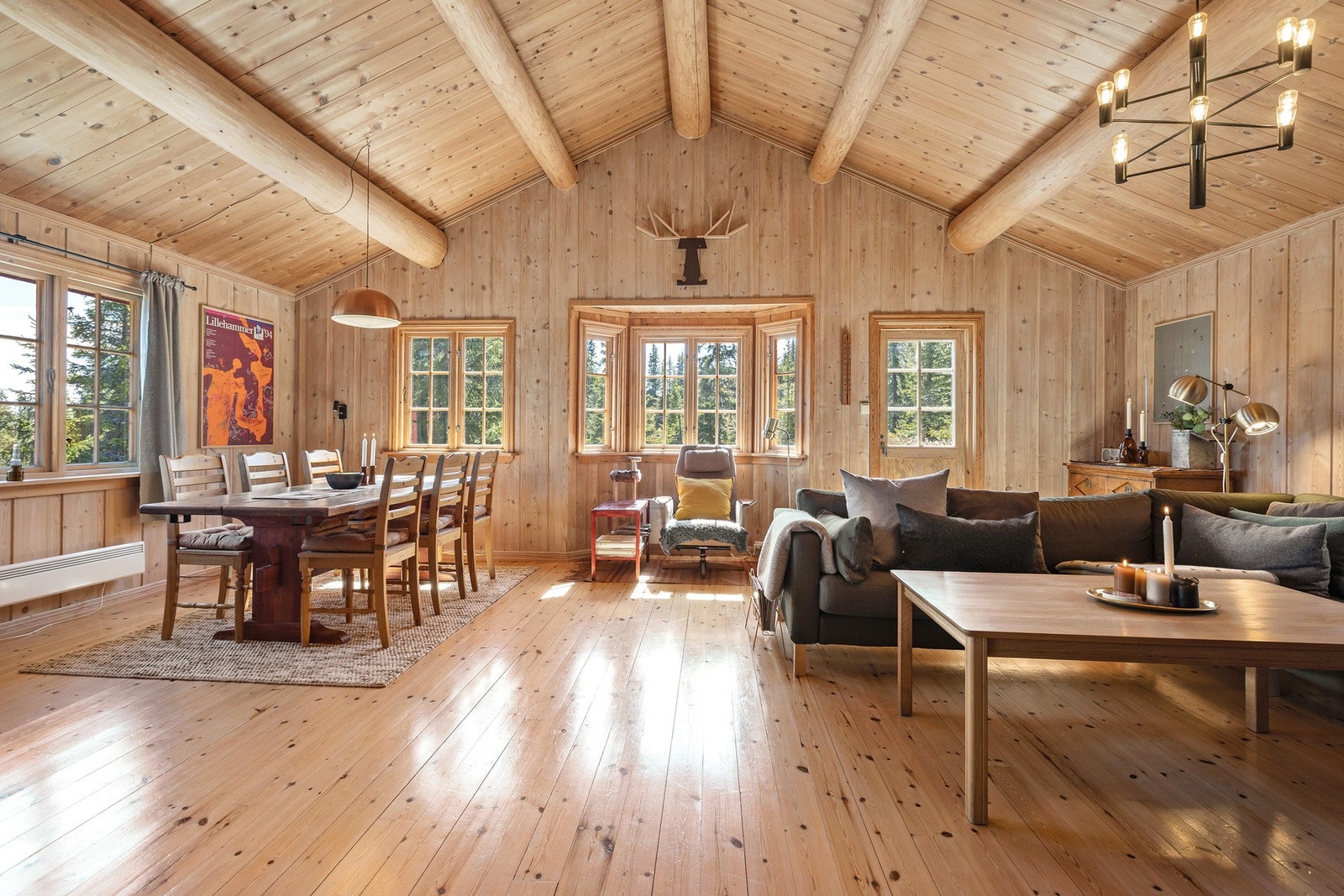 Åpen røst i stuen med synlige åser skaper en luftig atmosfære Galleribilde