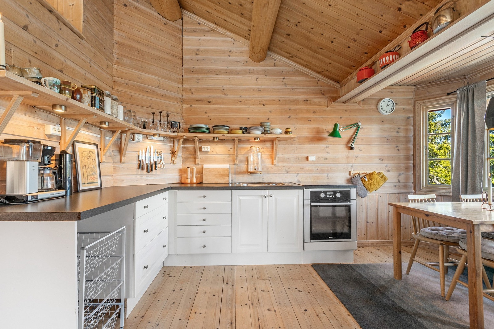 Kjøkkenet ligger innenfor stua i delvis åpen løsning Galleribilde