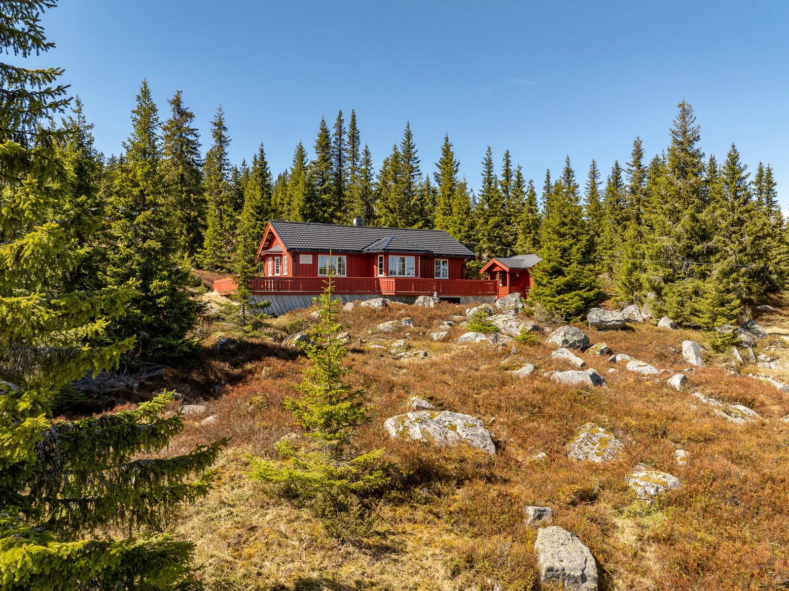 Usjenert og flott beliggenhet med naturen som nærmeste nabo. Galleribilde