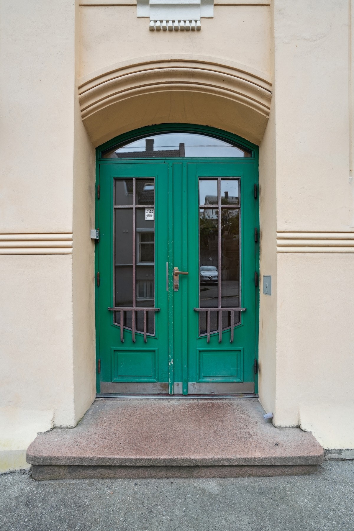 Felles inngang til bygården. Galleribilde