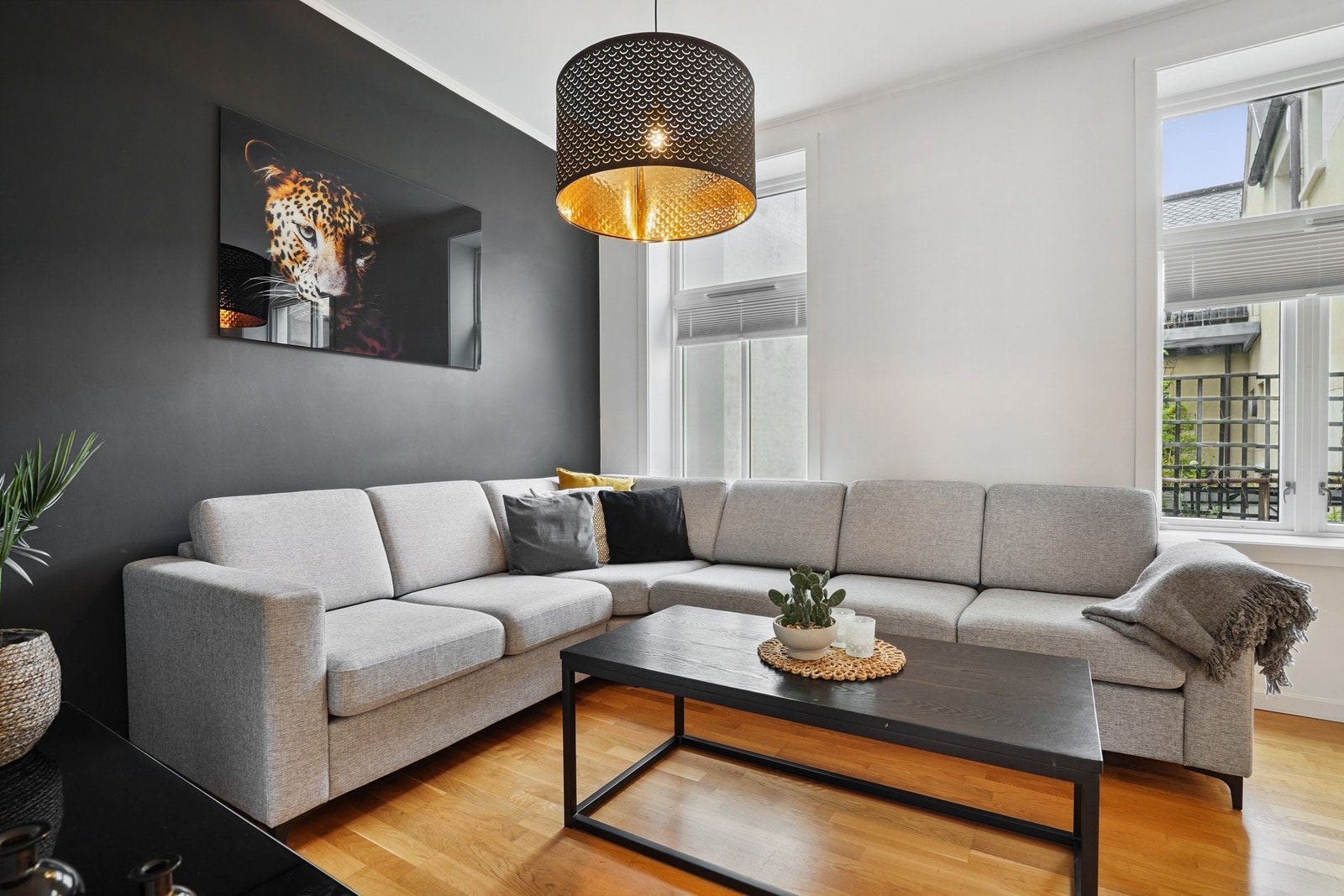 Her er det god plass til en stor sofa som inviterer til avslapning og hyggelige stunder. Galleribilde