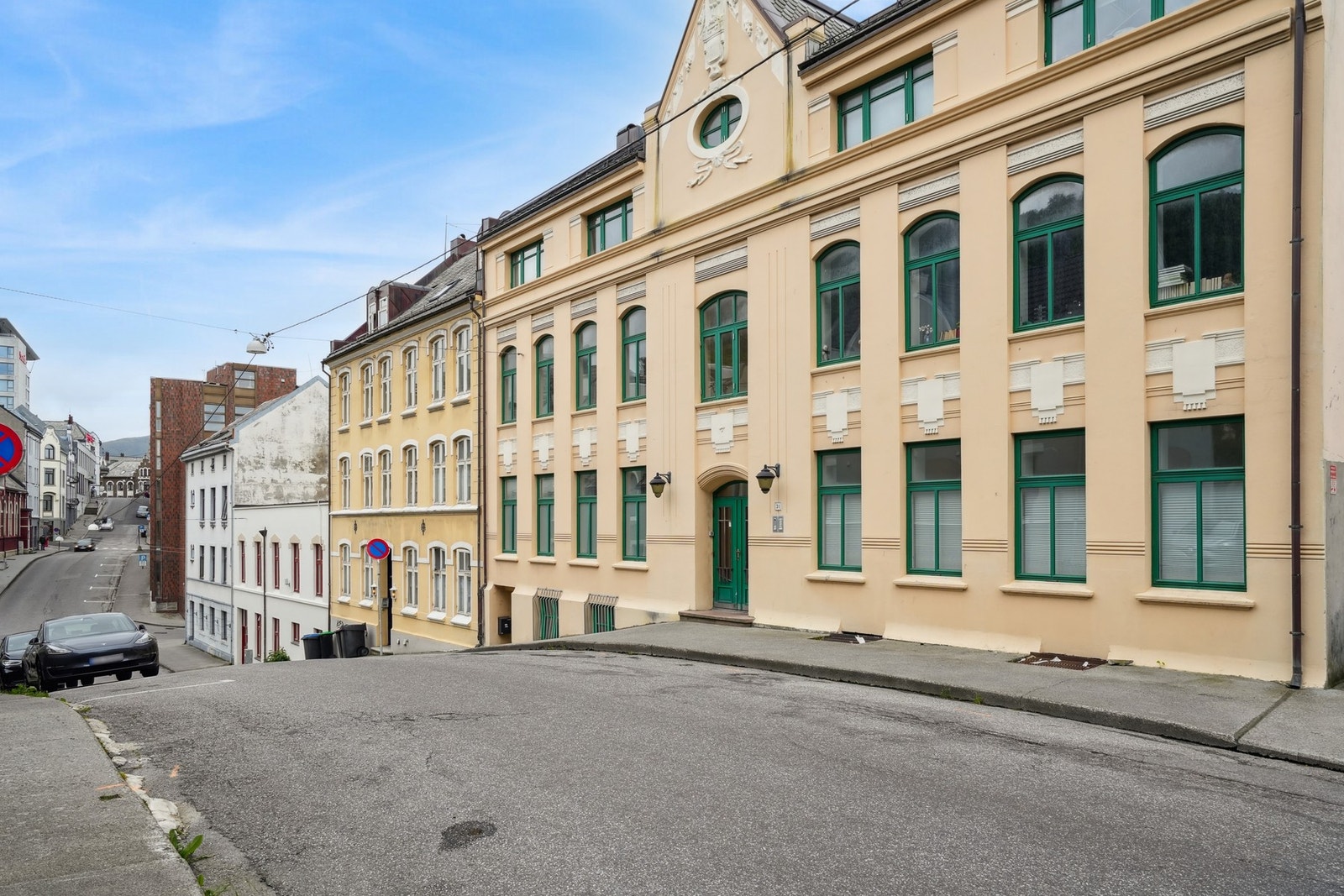 Leiligheten ligger sentralt til i bysentrum med kort vei til servicetilbud, buss og fine turområder. Velkommen til visning! Galleribilde