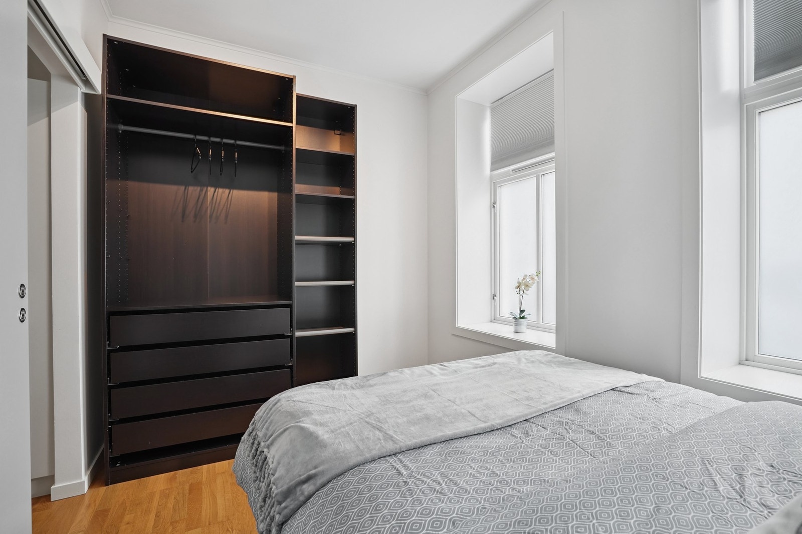 Garderobeinnredningen fra Pax Ikea sørger for orden og oversikt. Galleribilde