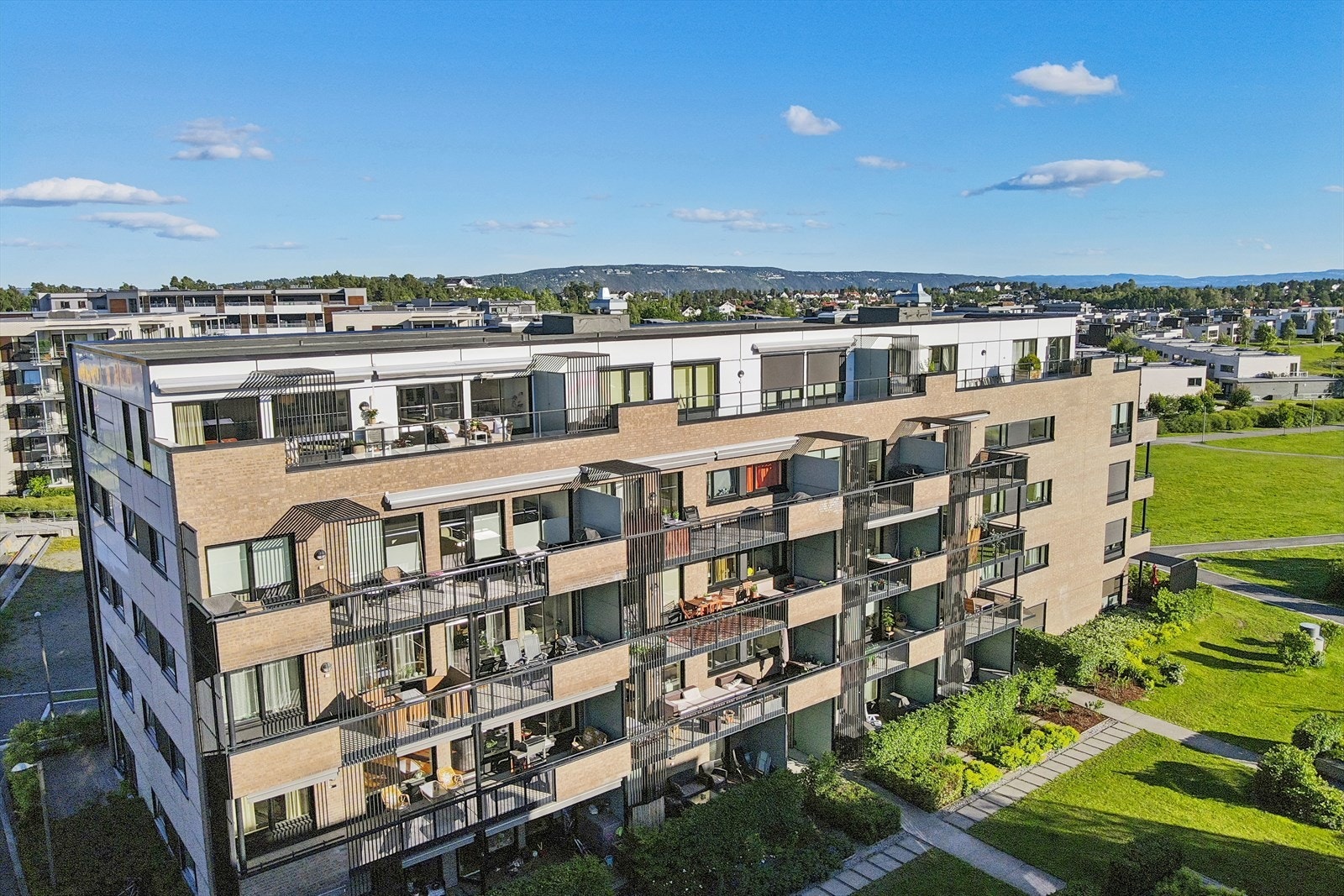 Gjennomgående topp/endeleilighet med veranda mot både sør og vest og fin utsikt mot Koksabukta Galleribilde