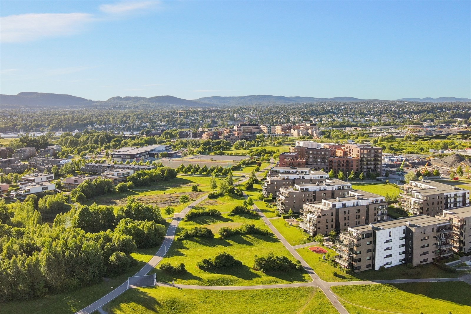 Fellesområdene er pent opparbeidet med steinbelagte områder, asfalterte gangstier, plenareal, lekeplass, felles sittegrupper og rikelig med boltreplass. Få minutter ned til badestranden Galleribilde