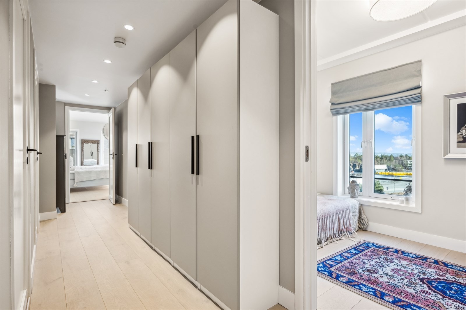 Soveromeavdeling med ekstra skapplass i gangen, i tillegg til egen bod Galleribilde