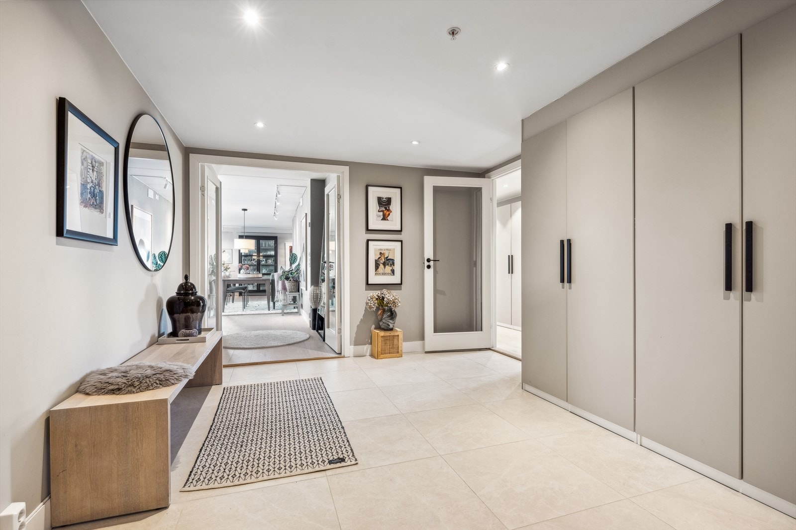 Stor, herlig entre med mye garderobeplass. Heis fra garasje direkte til leilighetsplan Galleribilde