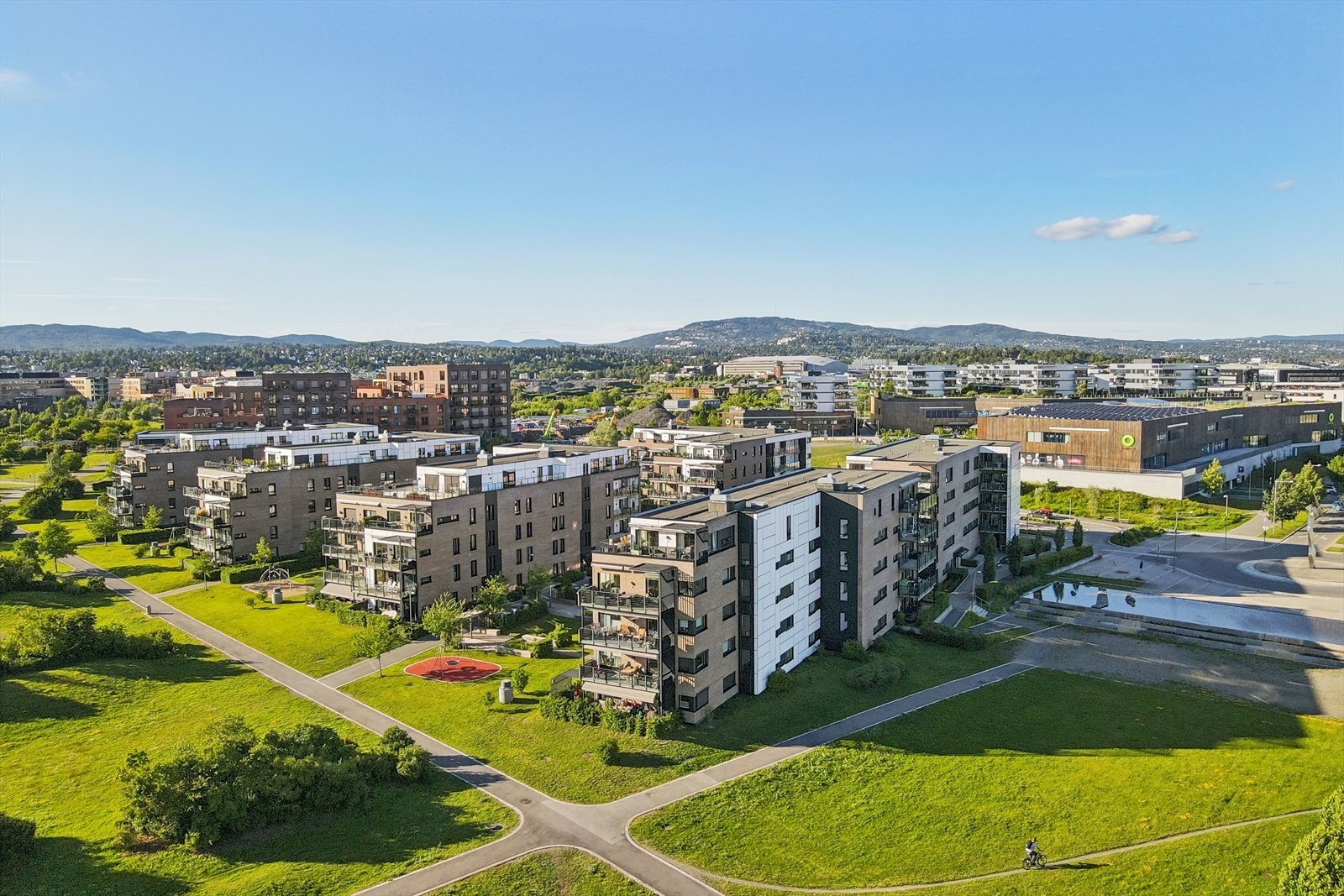 Kort vei til servicetilbud med Fornebu S like bak leiligheten. Her finner du alt fra dagligvarer, vinmonopol, restauranter/kafeer, apotek og mer Galleribilde