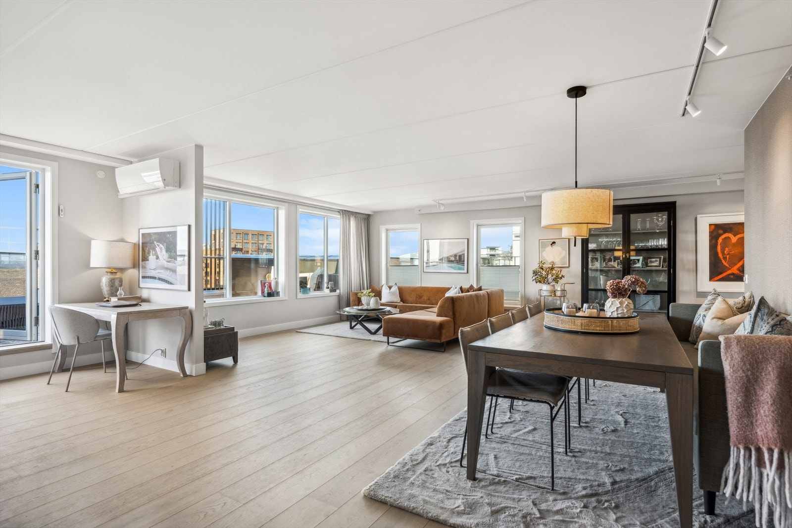 Nydelig, lyst og åpent allrom med flere soner Galleribilde