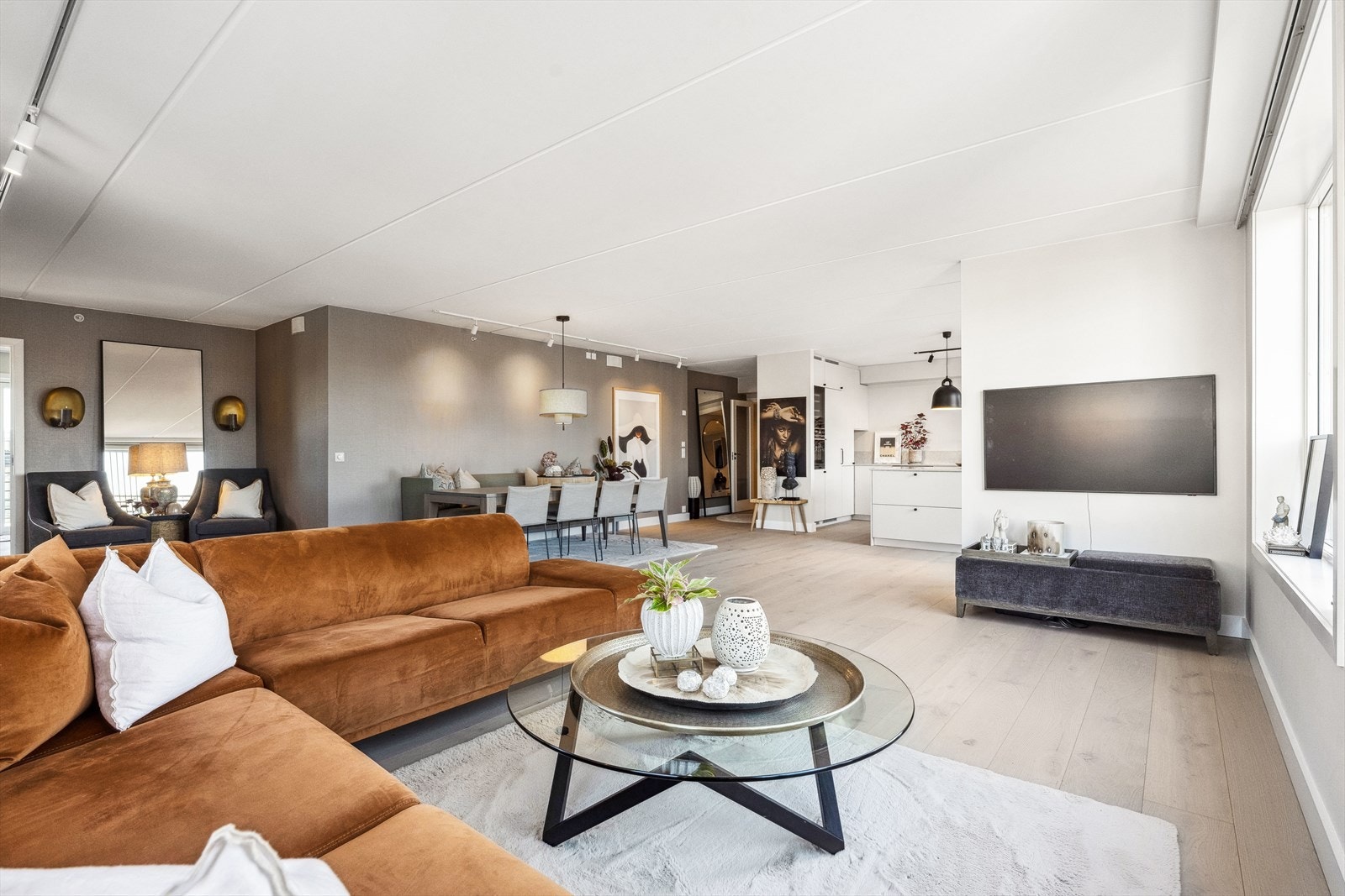 Den åpne løsningen gir god plass for en stor sofagruppe og spisestueløsning, og legger godt til rette for et sosialt liv med familie og gode venner. Galleribilde