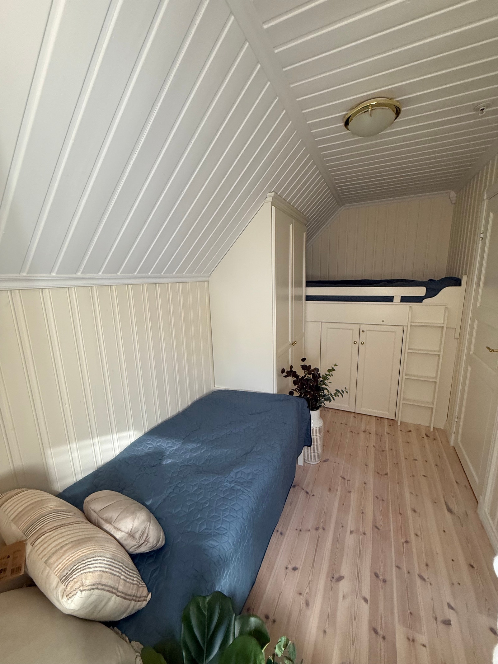 Soverom i 2. etg med lagringsplass under seng og garderobeskap. Galleribilde