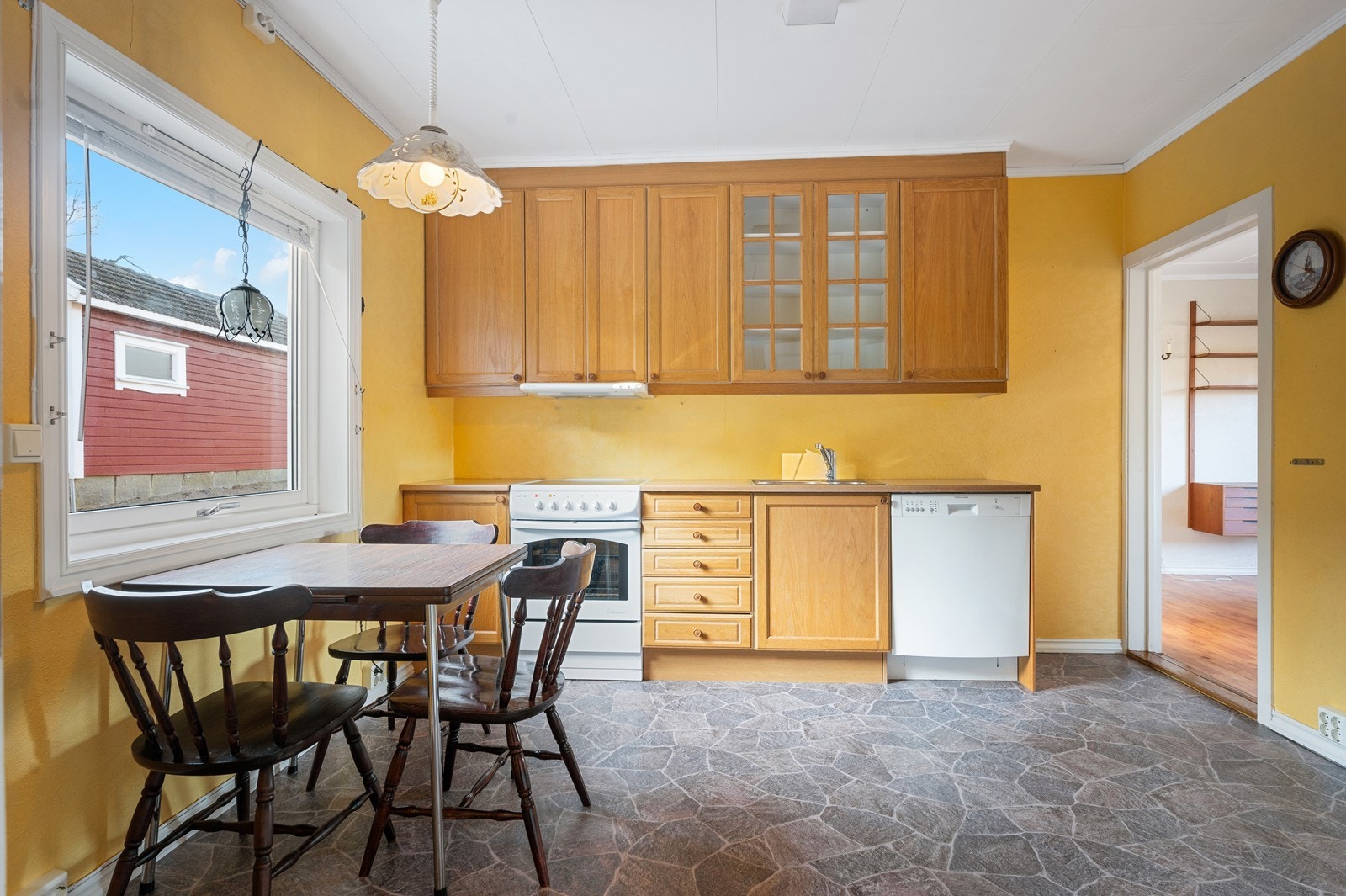 Kjøkkenet er av god størrelse og har fin plass for sittegruppe foran vindu Galleribilde