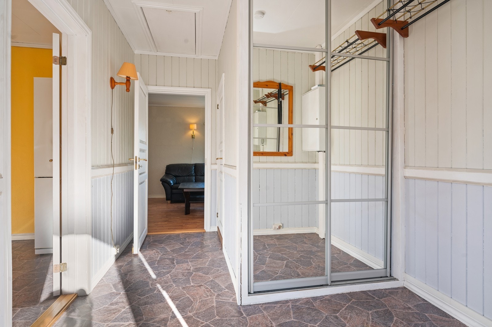 Gangareal med godt potensiale for utbygging av garderobe Galleribilde