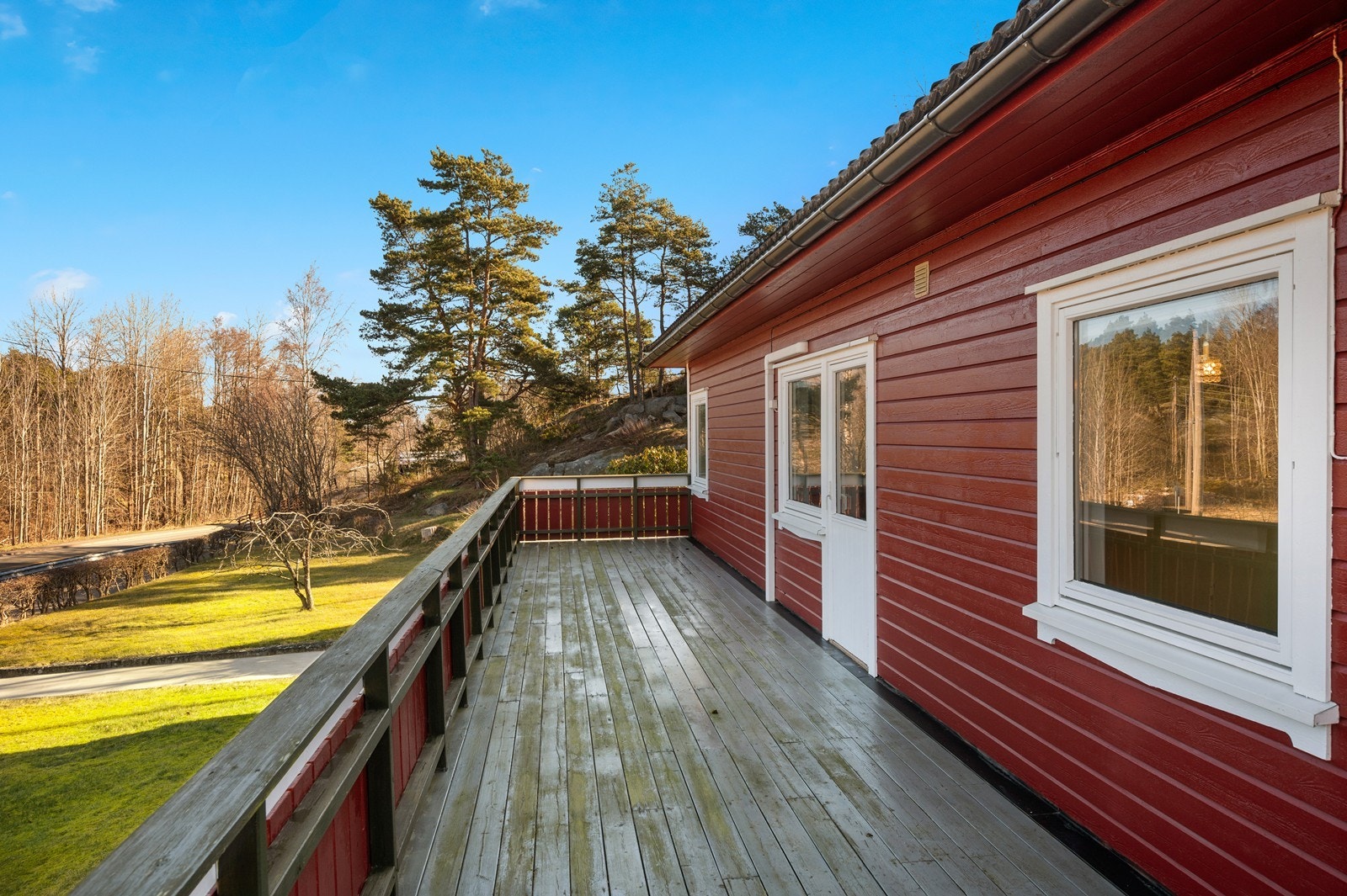 Stor terrasse langs en side av huset Galleribilde