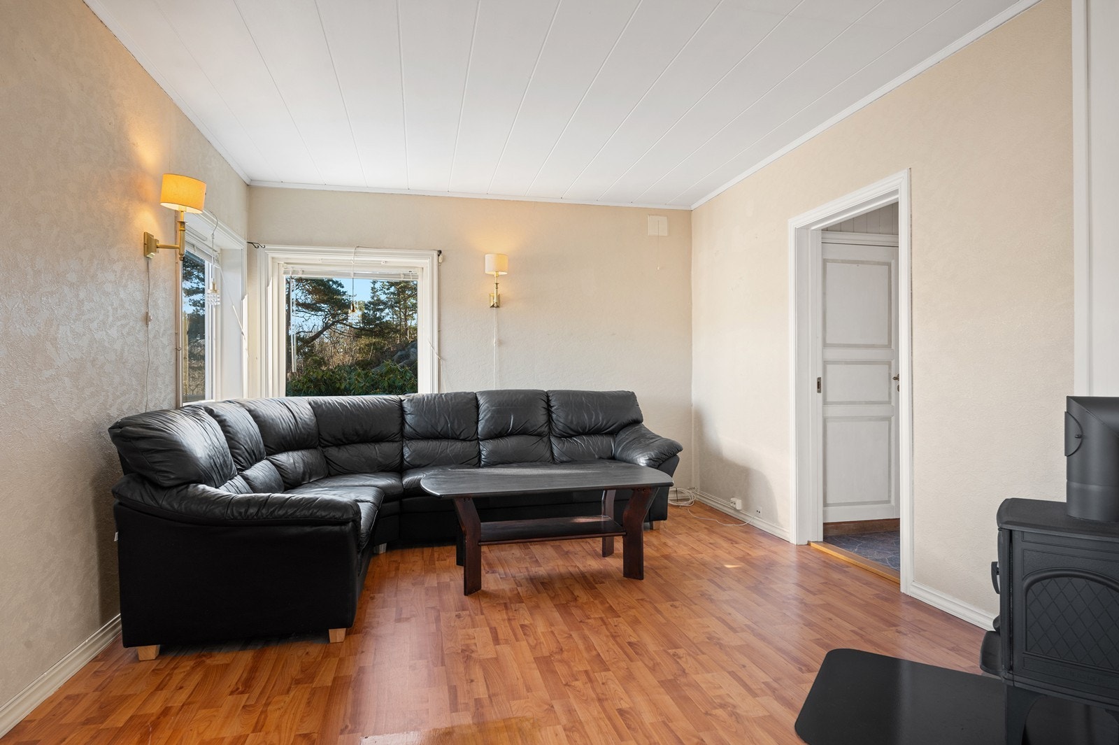 Hovedetasjen har vindfang, gang, kjøkken, spisestue, stue, bad og to soverom Galleribilde