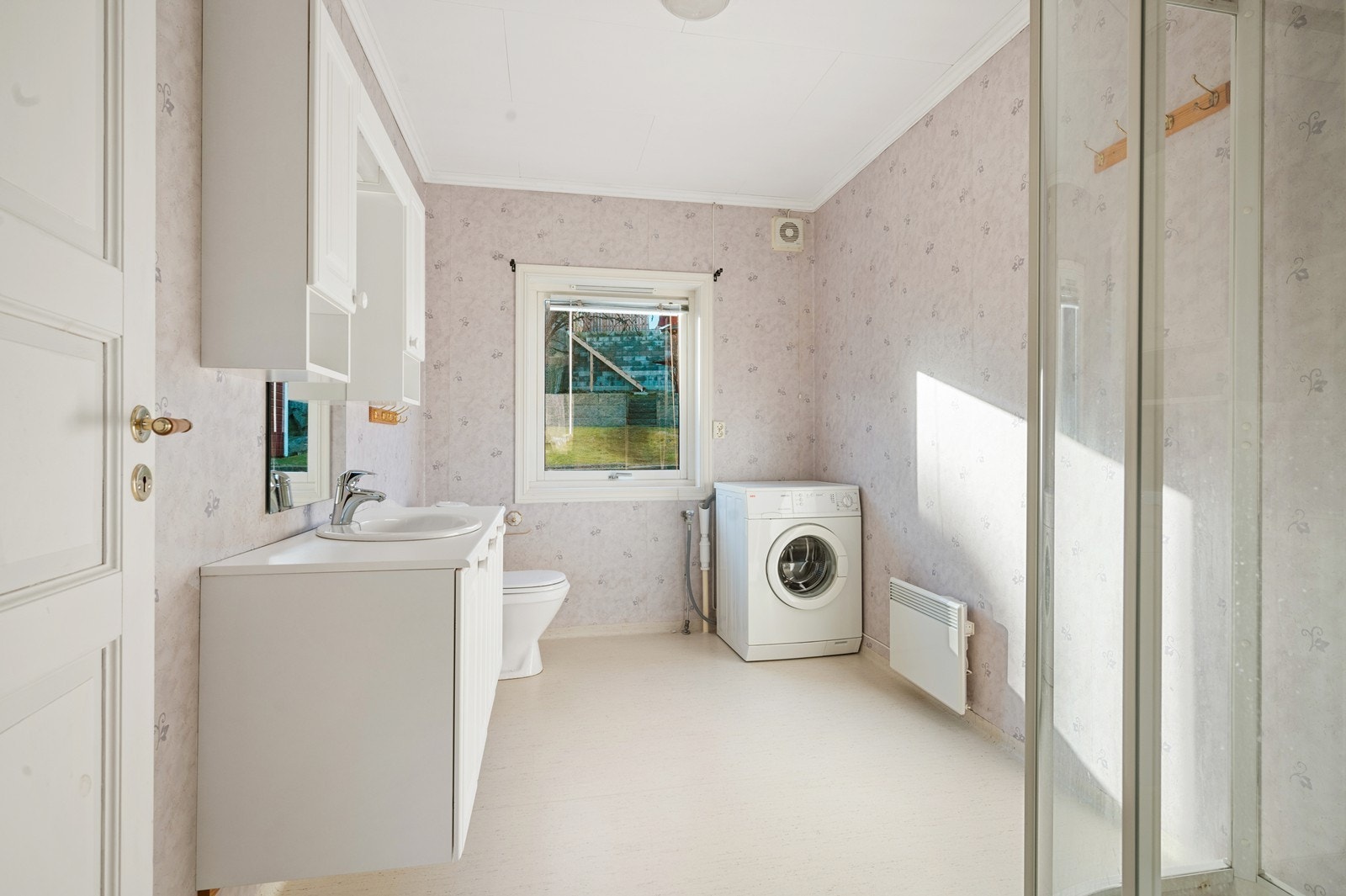 Eldre bad med dusjkabinett, wc, servantinnredning samt opplegg for vaskemaskin Galleribilde