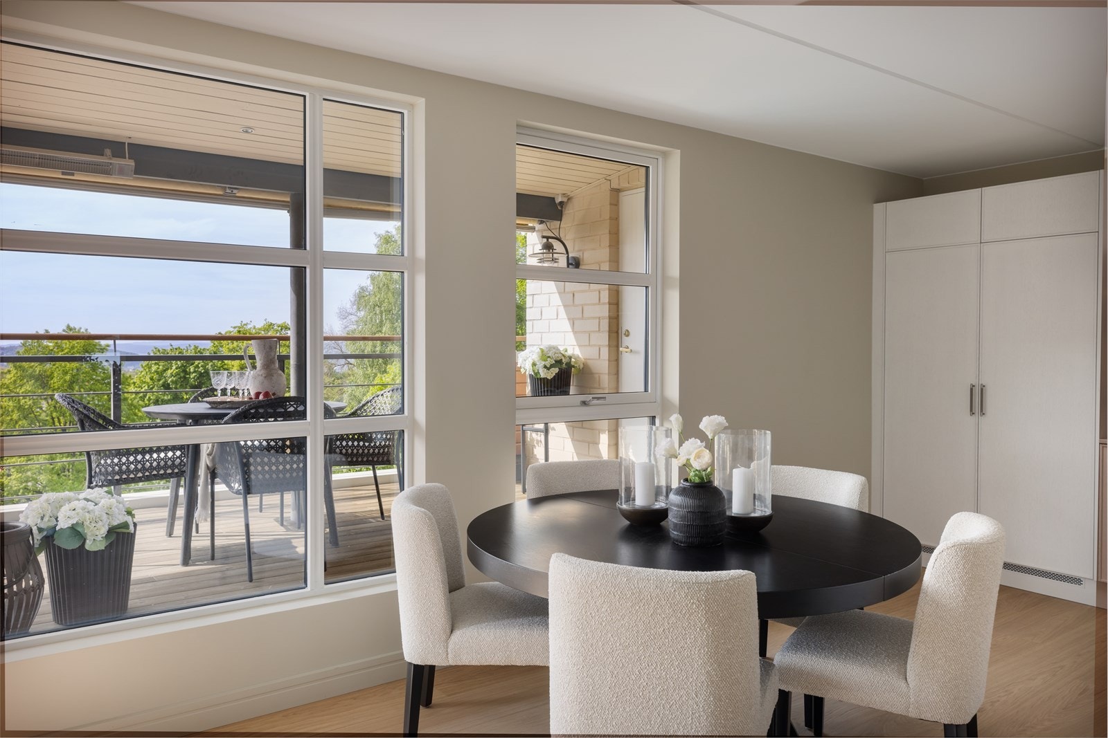 Naturlig plass til spisestue mellom kjøkken og stue. Leiligheten har veldig gode lysforhold. Galleribilde