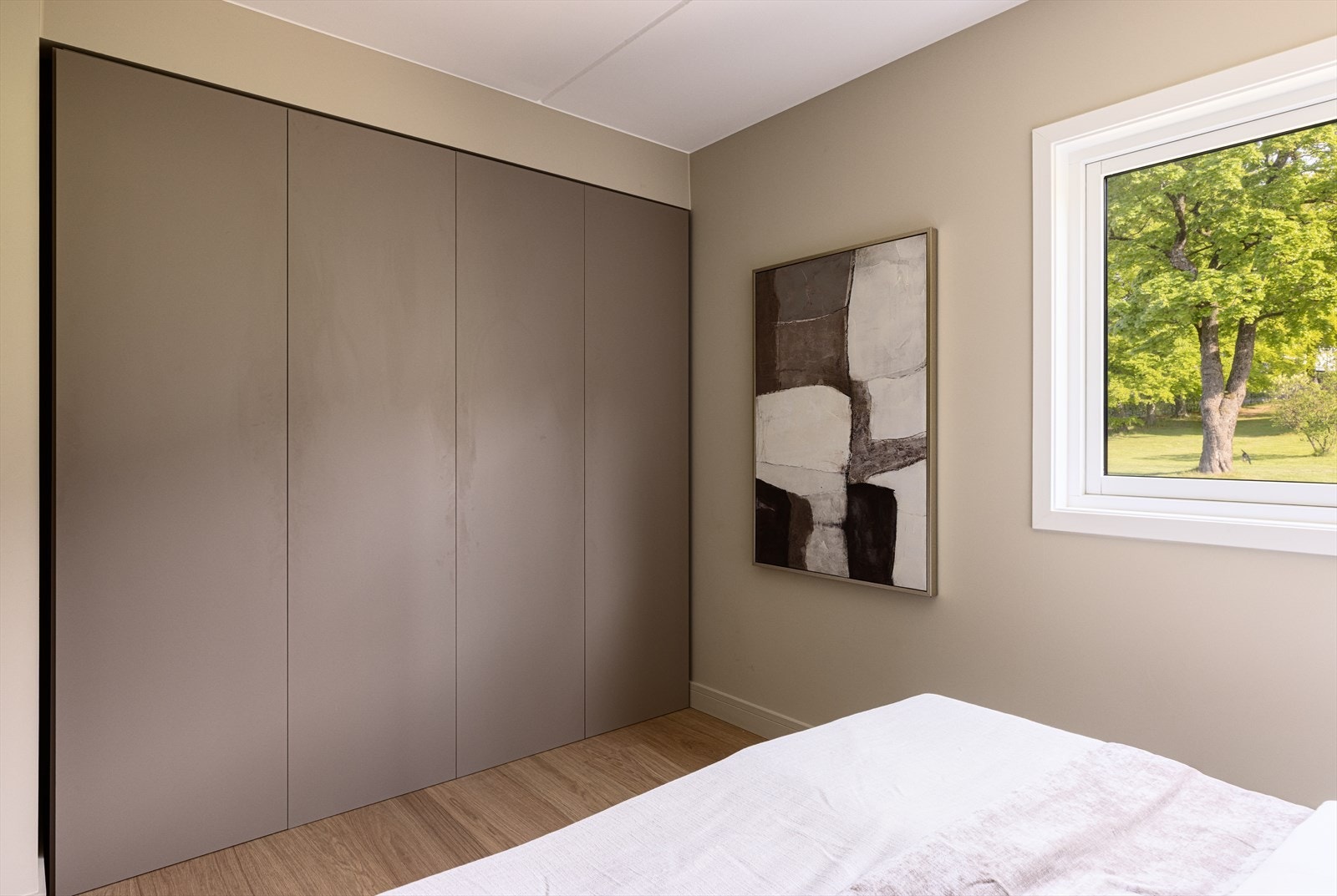 Plassbygget garderobeskap fra HTH på soverom 2. Galleribilde