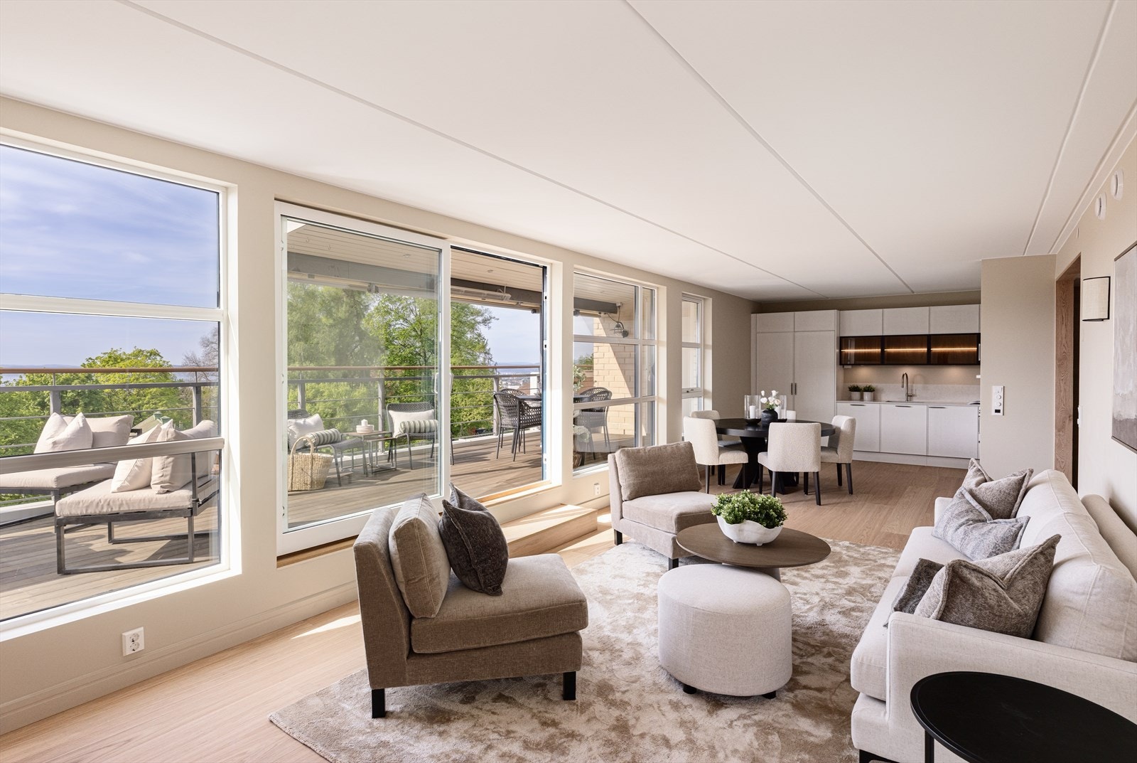 Leiligheten ligger på toppen og hjørnet av bygget og har dermed optimale lys- og solforhold. Galleribilde